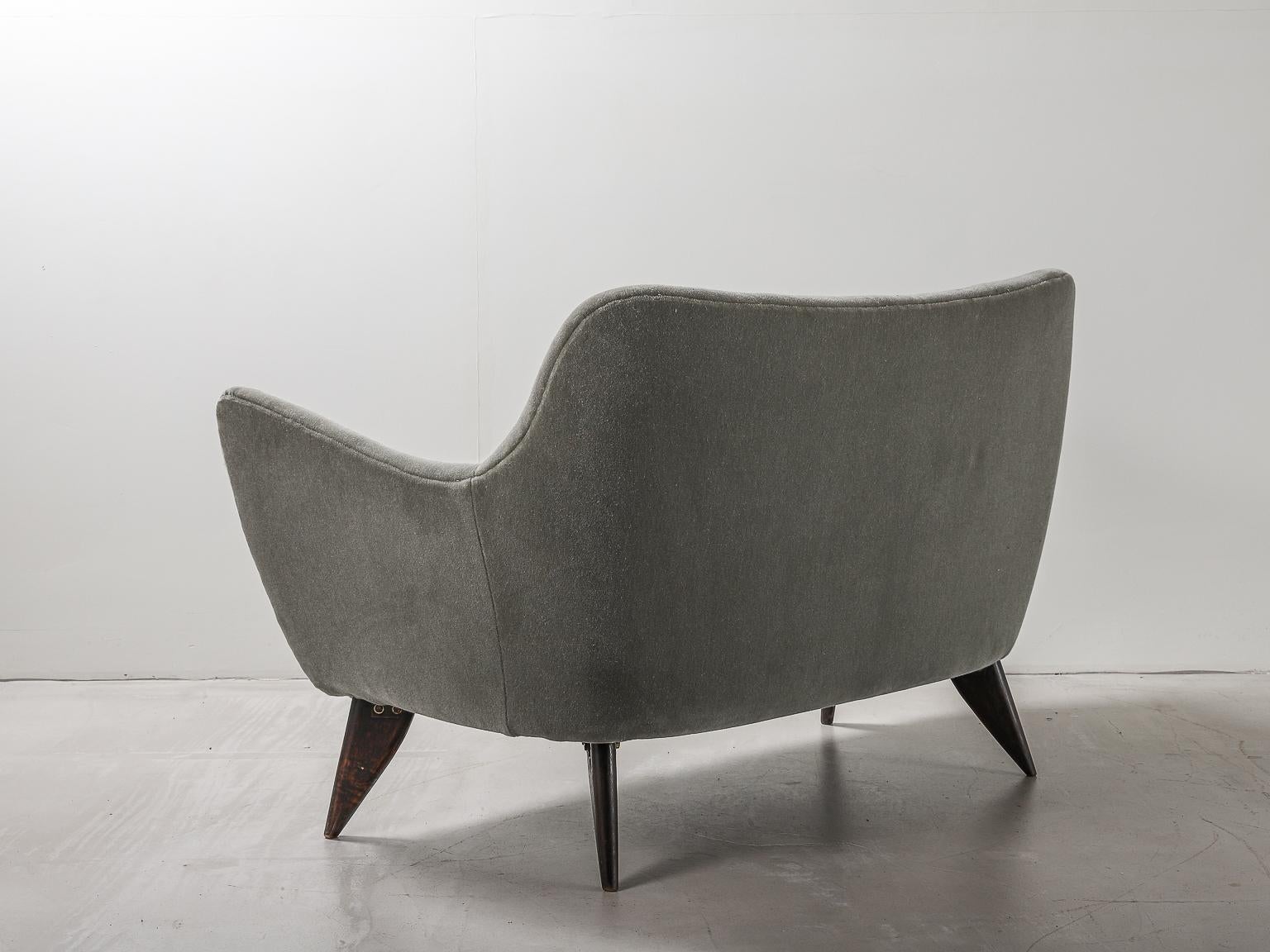 Italienisches Sofa 'Perla' aus den 1950er Jahren von Giulia Veronesi für ISA Bergamo im Zustand „Gut“ im Angebot in London, Charterhouse Square