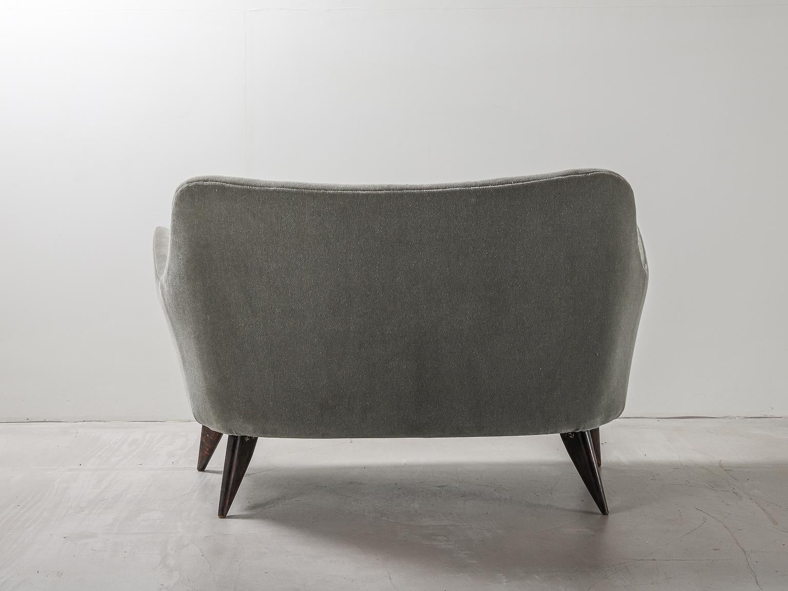 Italienisches Sofa 'Perla' aus den 1950er Jahren von Giulia Veronesi für ISA Bergamo (Mitte des 20. Jahrhunderts) im Angebot