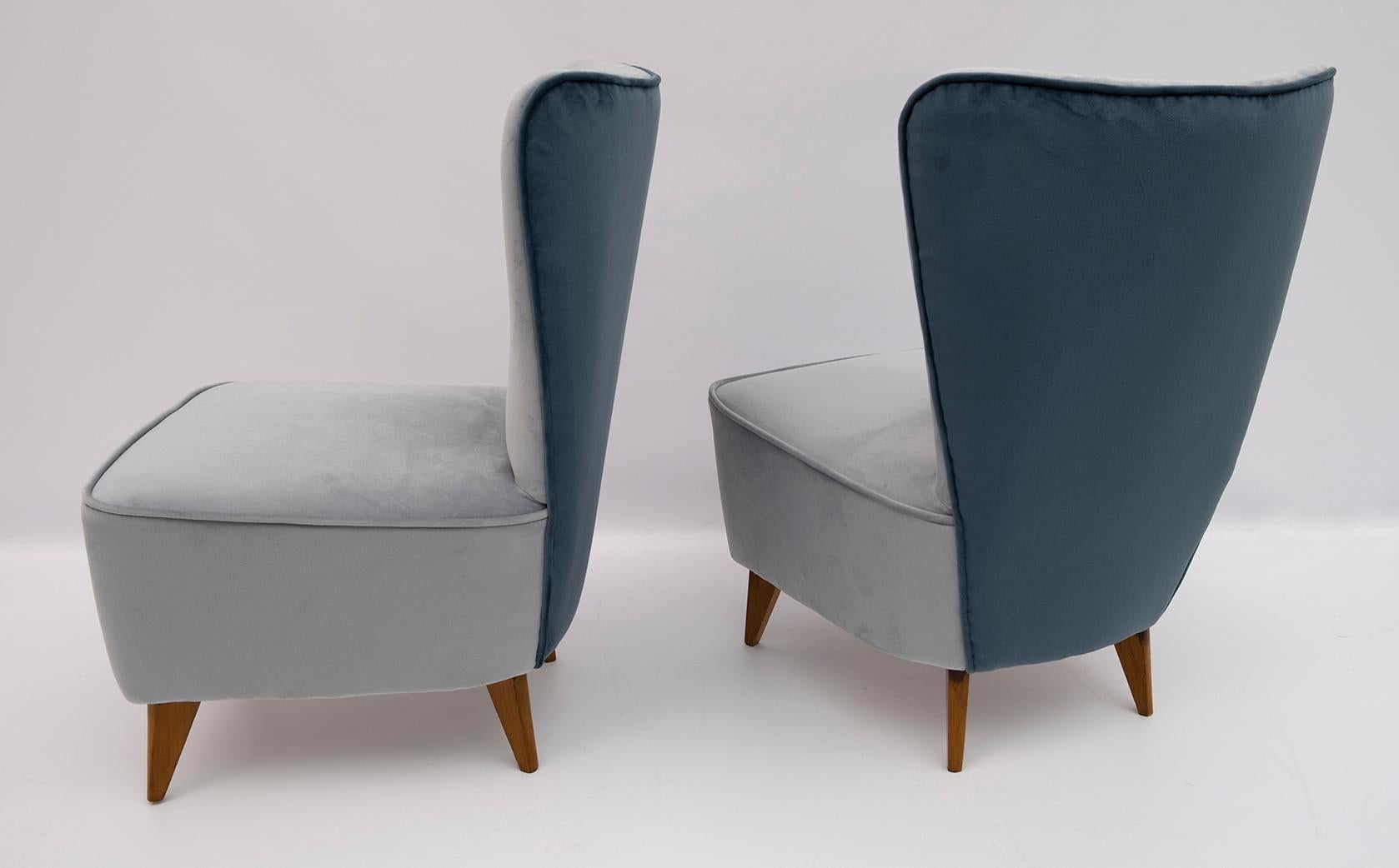 Pair of small armchairs designed by Guglielmo Veronesi and produced by I.S.A, 1950s.
The armchairs are upholstered in velvet, as shown in the photo, two colors.