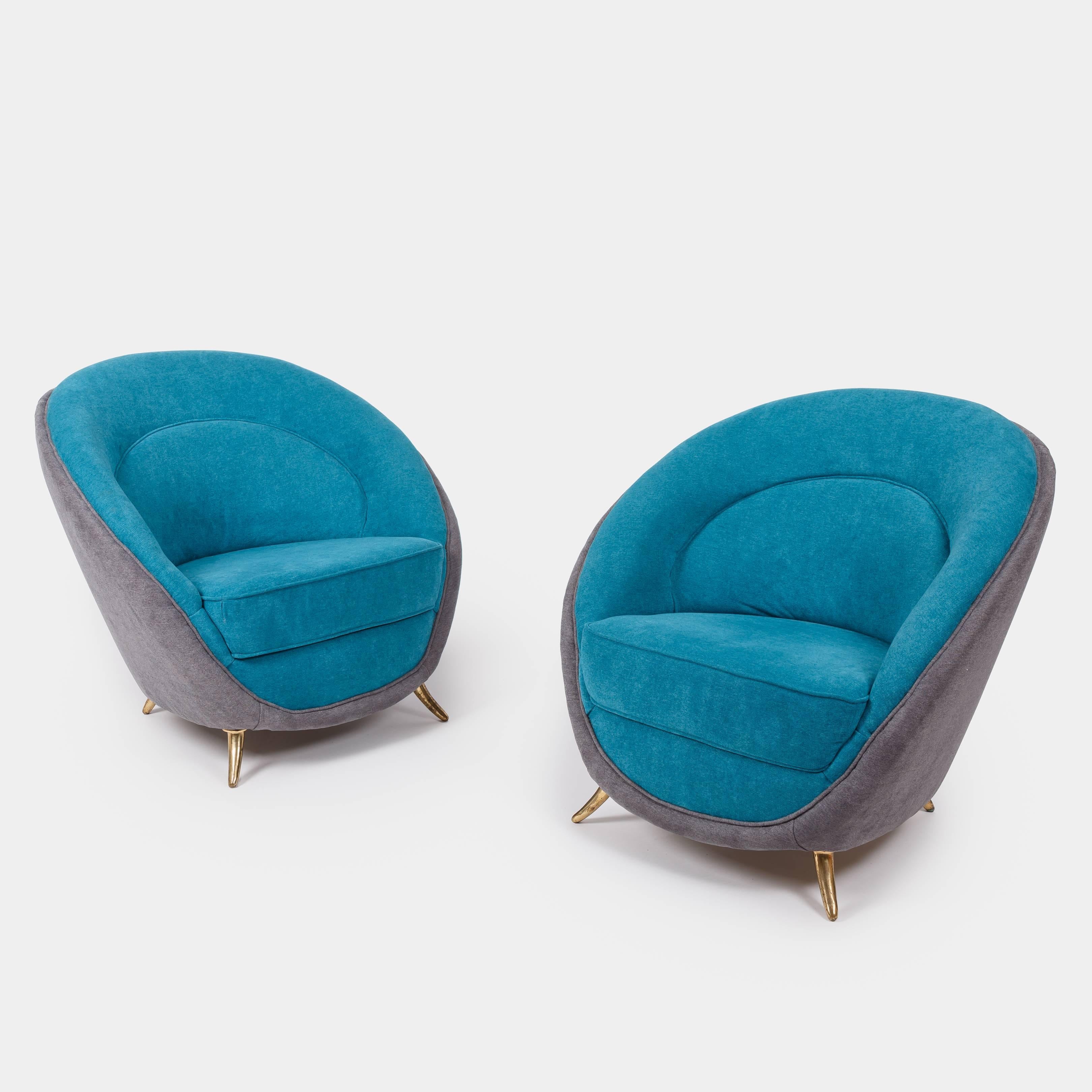 Designed by Guglielmo Veronesi for ISA Bergamo, this pair of beautifully curved back armchairs ends on patinated brass legs, Italy, 1950s.
Restored and newly upholstered.