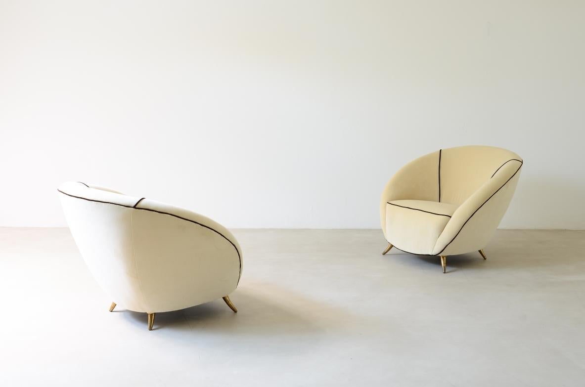 COD-2449
Guglielmo Veronesi

Paire de fauteuils tapissés de velours aux profils brun foncé et aux pieds en bronze.

Fabriqué par Isa, Bergame, Italie, vers 1950.

90 x 80 h 75