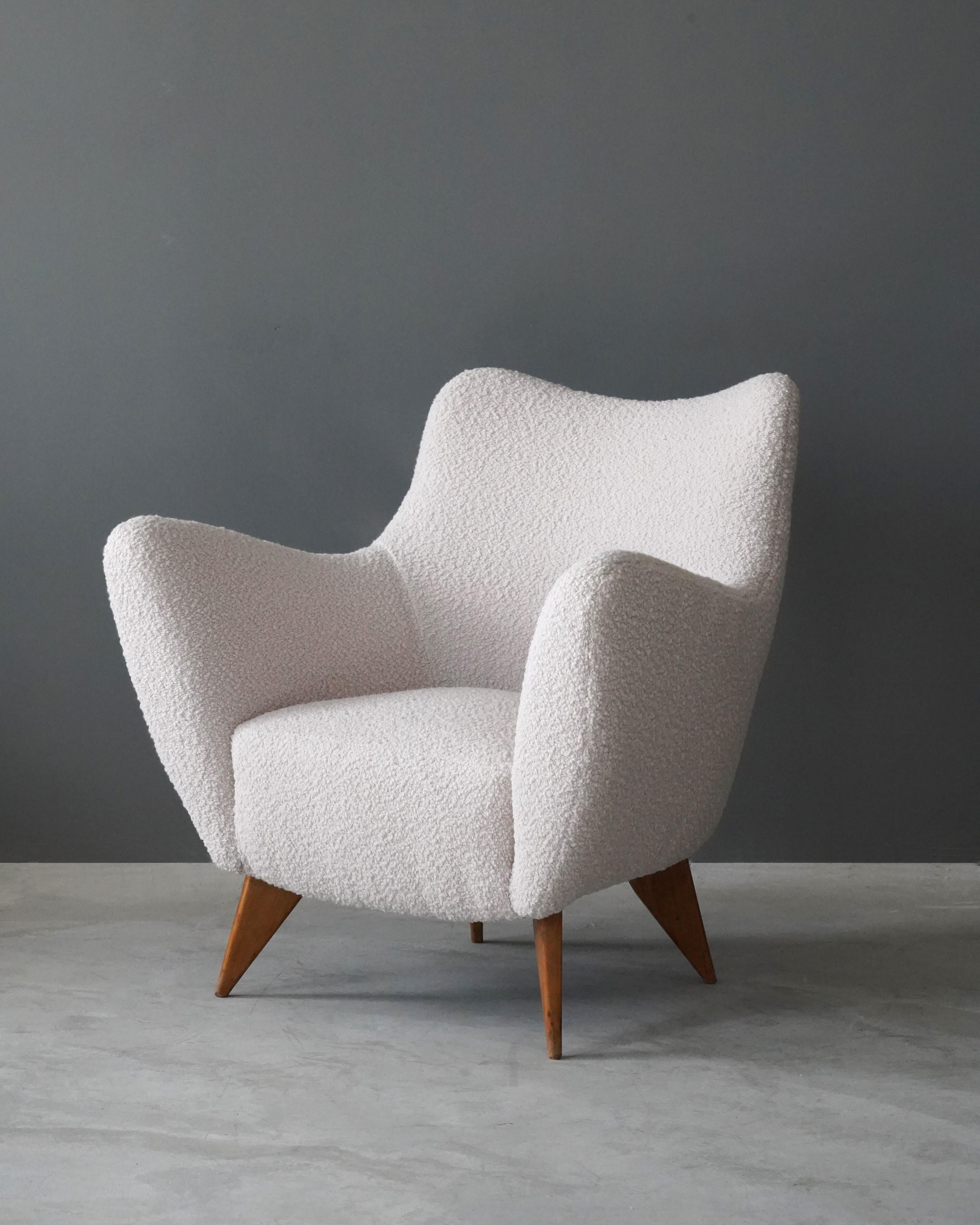 An organic lounge chairs / armchairs. Designed by Guglielmo Veronesi. Produced by I.S.A. Bergamo, Italy, 1950s. Fully restored and reupholstered in a brand new high-end white bouclé fabric. Legs in walnut.

Other designers working in the organic