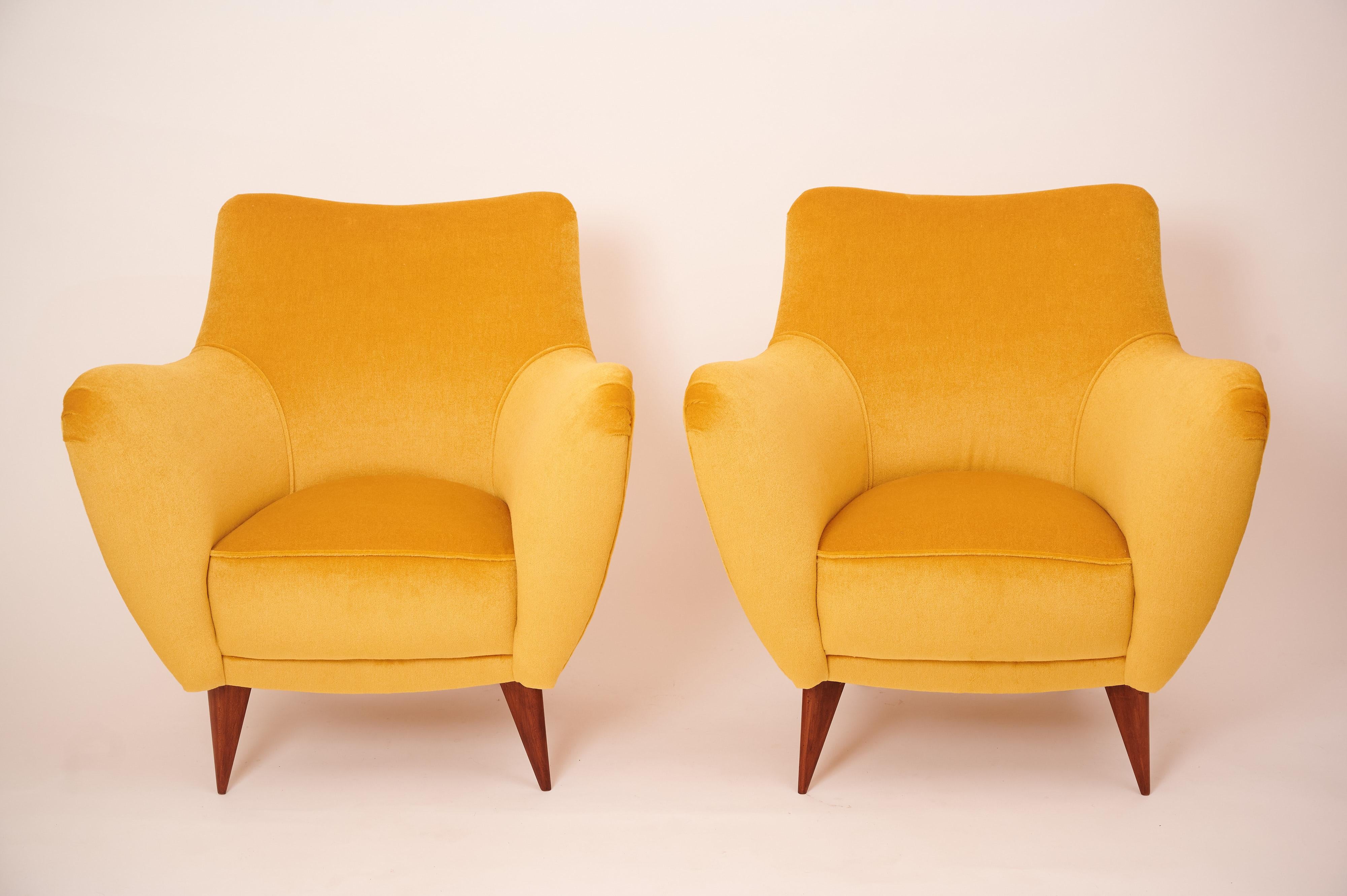 From 1950s Italy...

Gorgeous mid century 'Perla' chairs by Guglielmo Veronesi, for ISA Bergamo

 Restored and reupholstered in a yellow gold, silk and mohair velvet. 

Stylish original chairs.

Similar to chairs by Gio Ponti

