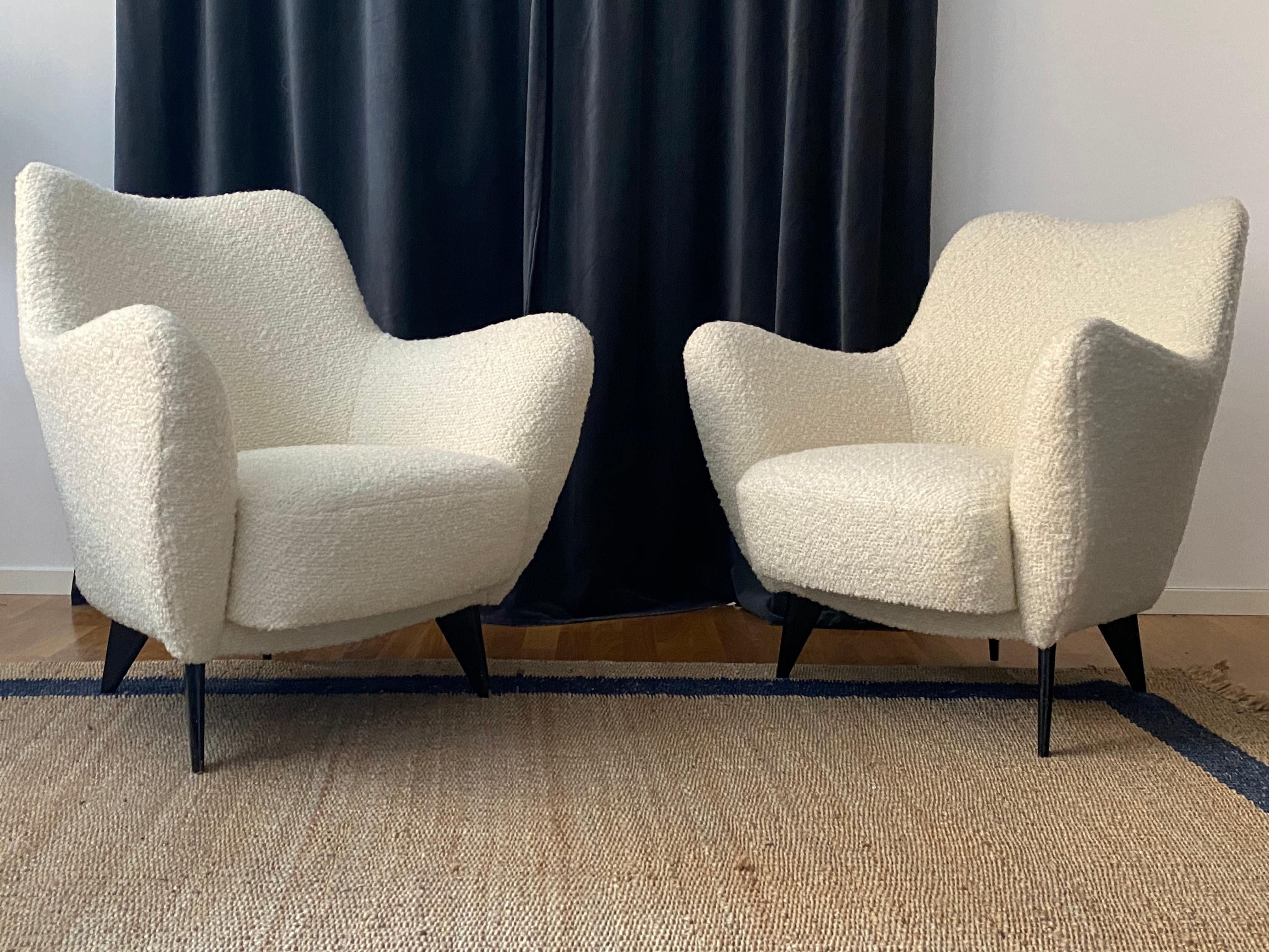 A pair of organic lounge chairs / armchairs. Designed by Guglielmo Veronesi. Produced by I.S.A. Bergamo, Italy, 1950s. Fully restored and reupholstered in a brand new Pierre Frey bouclé fabric. Legs in black painted walnut.

Other designers