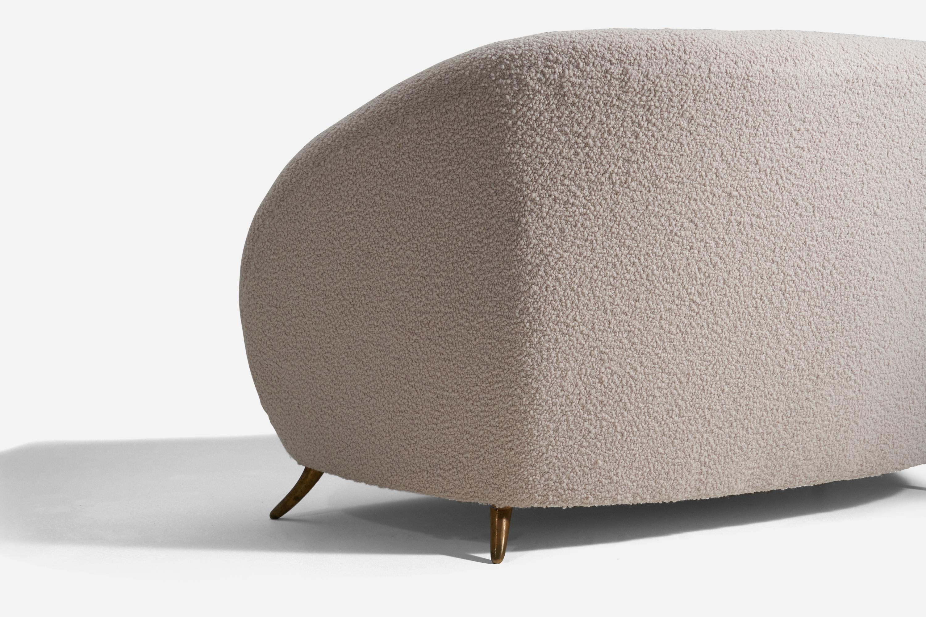 Ein organisches Sofa mit zwei Sitzplätzen. Entworfen von Guglielmo Veronesi, hergestellt von ISA Bergamo, Italien, 1950er Jahre. 

Neu gepolstert mit einem brandneuen, hochwertigen Bouclé-Stoff von Pierre Frey.