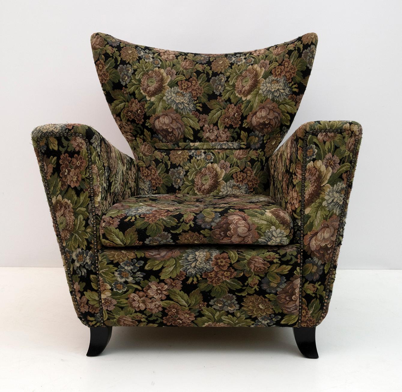 Fauteuil particulier attribué au célèbre architecte Guglielmo Ulrich, la tapisserie n'est pas originale de l'époque, le tissu a été remplacé dans les années 80 mais il est recommandé de le remplacer. production des années 1940 en style Art Déco.