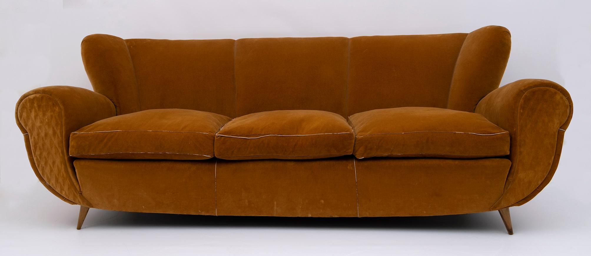 Particular pair of armchairs and three-seater sofa, designed by the famous architect Guglielmo Ulrich. Production of the 1940s in Art Deco style.
The upholstery is original from the time but it is recommended to replace it, as you can see in the