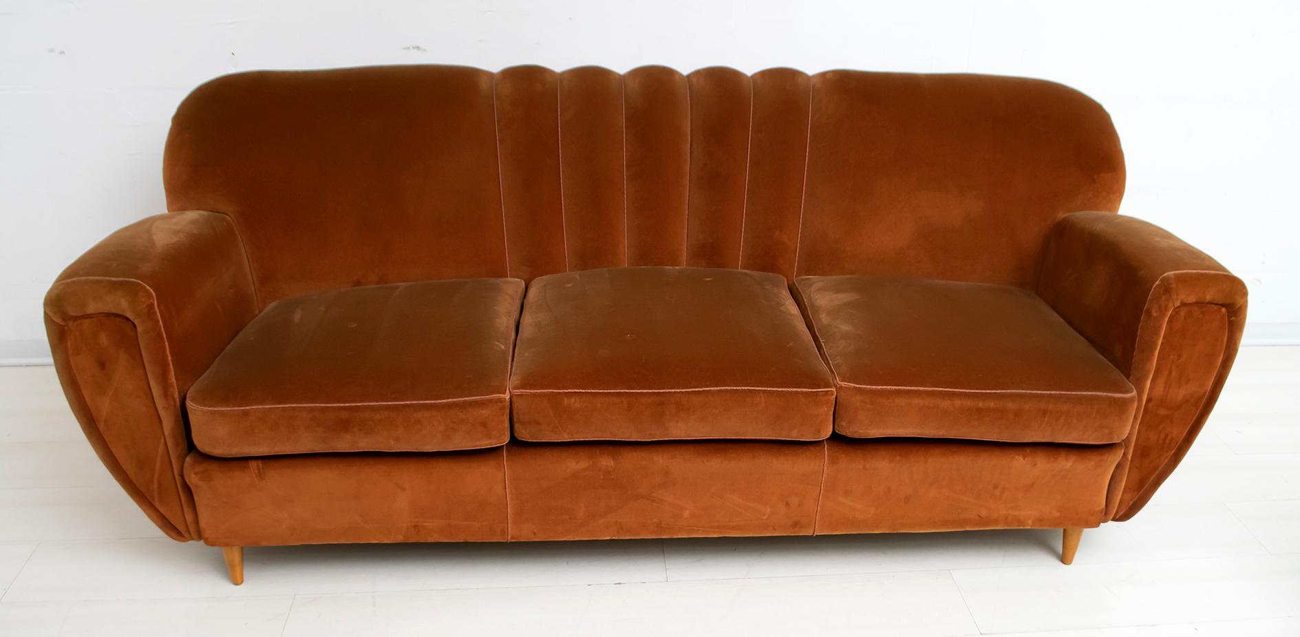 Particular sofa attributed to the famous architect Guglielmo Ulrich, the upholstery is original of the time but replacement is recommended. 1940s production in Art Deco style.
 