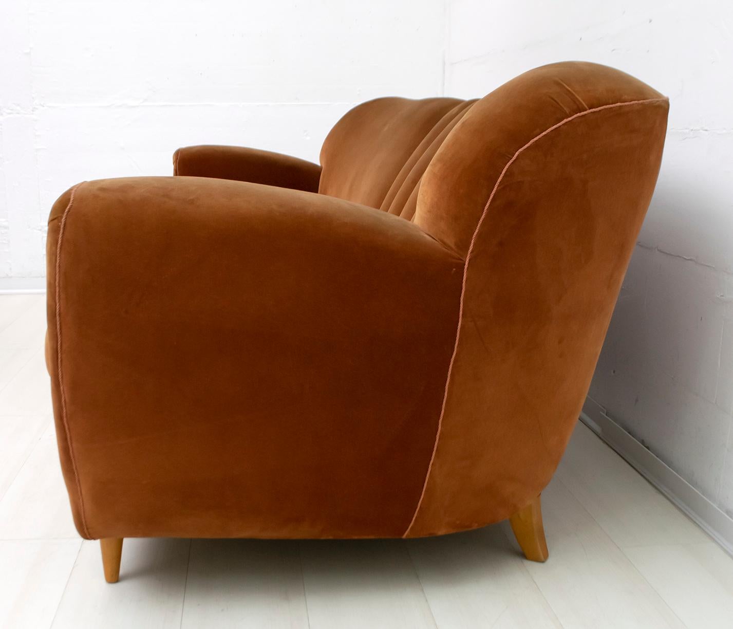 Mid-20th Century Gugliemo Ulrich Art Deco Italian Velvet Curved Sofa, 1940s
