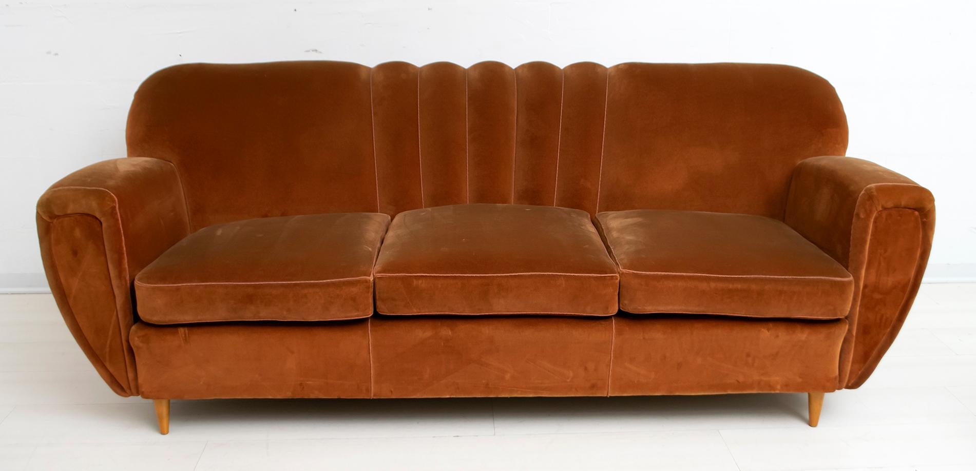 Particular sofa and pair of armchairs attributed to the famous architect Guglielmo Ulrich, the upholstery is original of the time but replacement is recommended. 1940s production in Art Deco style.

The armchairs measure:
cm H 82 x W 95 x D 98 x