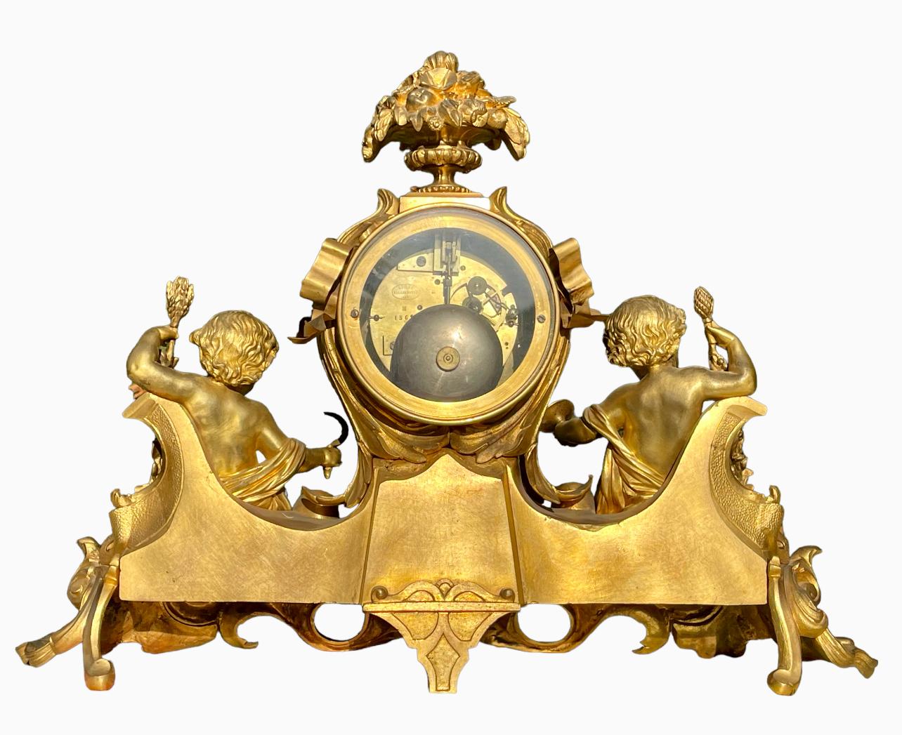 GUICHE Palais Royal - Horloge en bronze doré avec puttis en vente 4