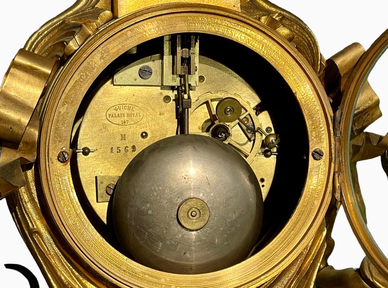 GUICHE Palais Royal - Horloge en bronze doré avec puttis en vente 5