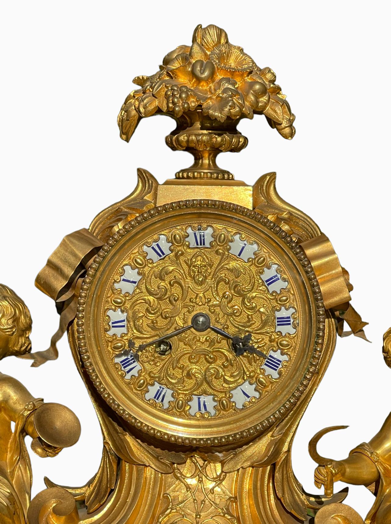 Très joli modèle pour cette pendule en bronze doré d'époque Napoléon III dans le style Louis XV Rocaille datant du 19ème siècle. Très belle qualité de dorure et entièrement originale. Complet avec cloche et pendule. Au centre, très beau cadran en