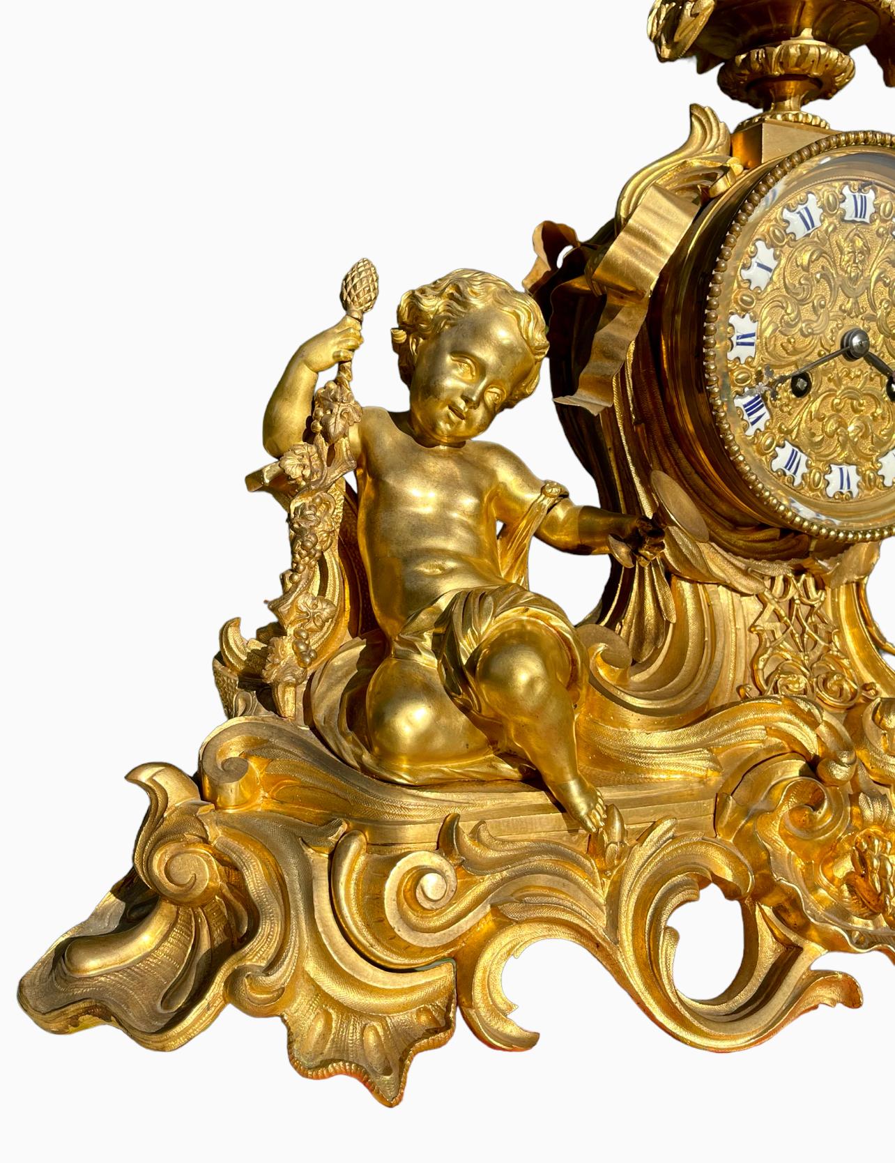 GUICHE Palais Royal - Gilt Bronze Clock with Puttis For Sale 1