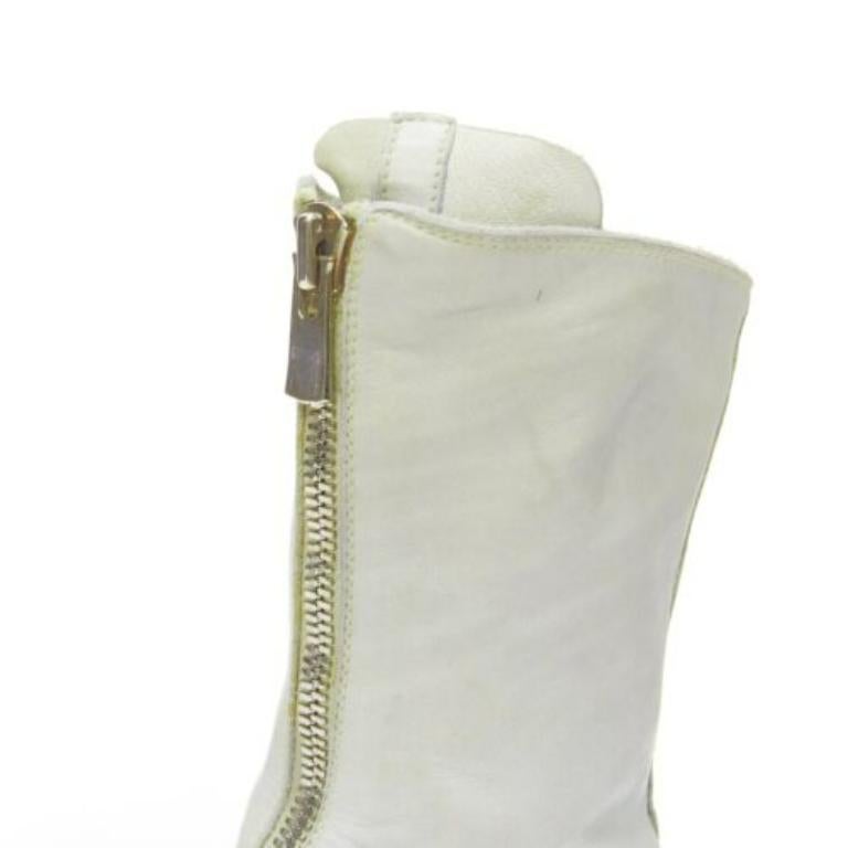 Guidi stivale con zip in pelle morbida lavata e burattata grigio chiaro EU37 in vendita 2