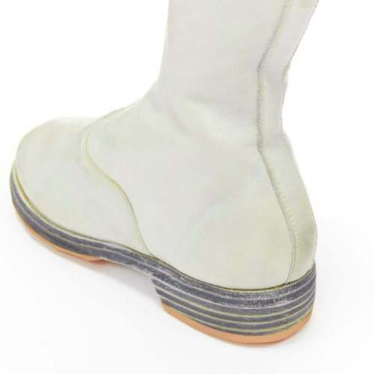 Guidi stivale con zip in pelle morbida lavata e burattata grigio chiaro EU37 in vendita 3