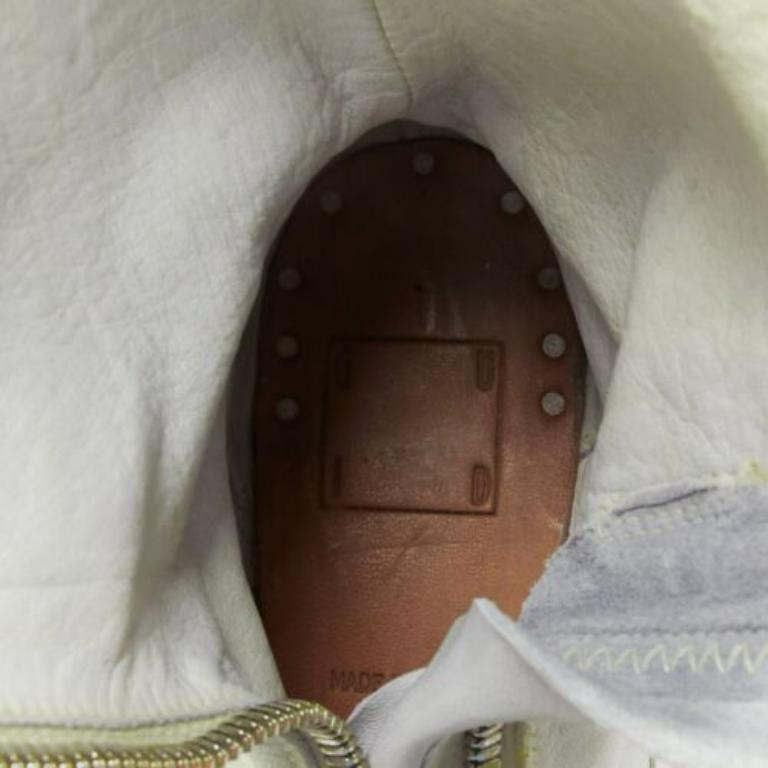 Guidi stivale con zip in pelle morbida lavata e burattata grigio chiaro EU37 in vendita 4