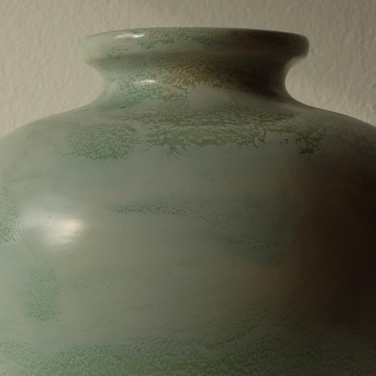 Guido Andlovitz Lavenia, élégant vase en céramique émaillée, années 1930.
Il est né à Trieste d'Edoardo, chimiste à Grado, et de Carmela Pasqualis.
Pendant la Première Guerre mondiale, sa famille a été déplacée à Florence où il a fréquenté