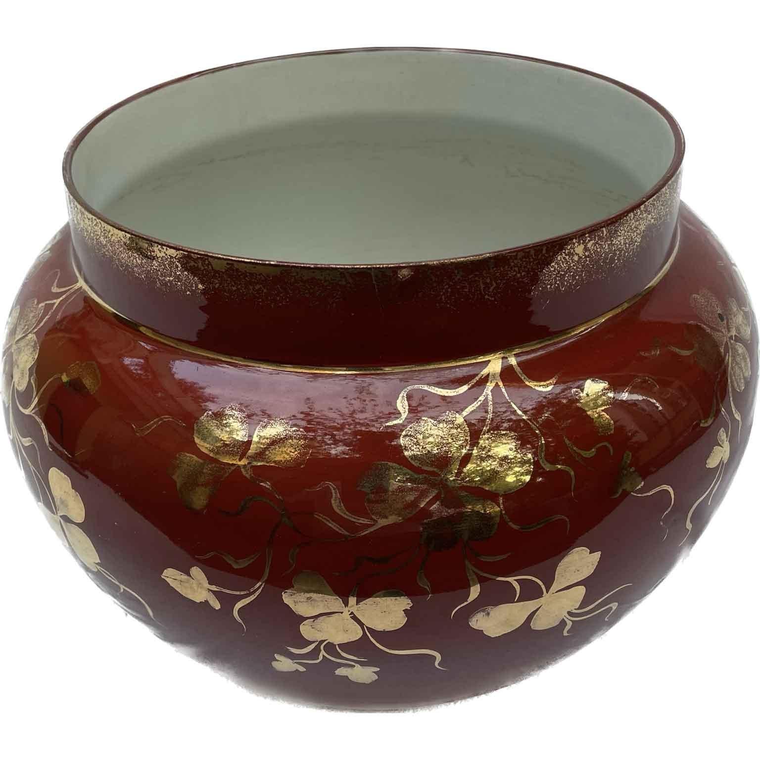 Guido Andlovitz Red hand-painted vase with gold floral motifs, Gold Verbanum Stone SCI Laveno of flattened spherical shape with a pot-bellied body and the wide neck formed by a straight step of 3.5 cm, which also makes it suitable for use as a