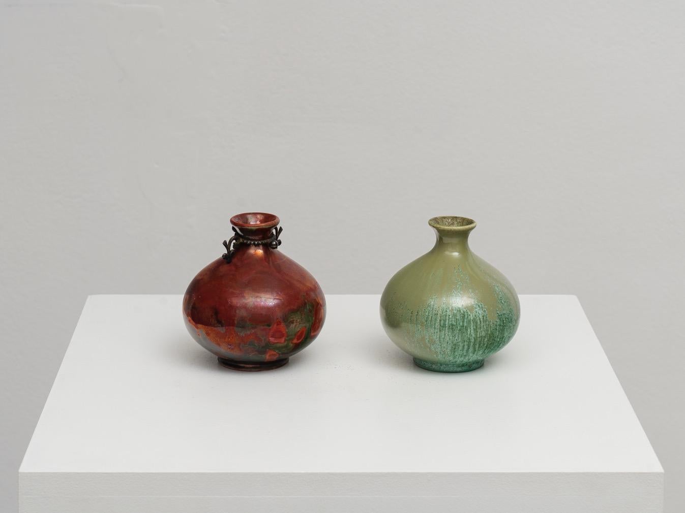 Charmante et décorative paire de petits vases du maître italien de la céramique Guido Andloviz (souvent aussi orthographié Andlovitz) pour A.C.I. Laveno. L'œuvre d'Andloviz pour A.C.I. I+I. est souvent mise en parallèle avec celle de Gio Ponti pour