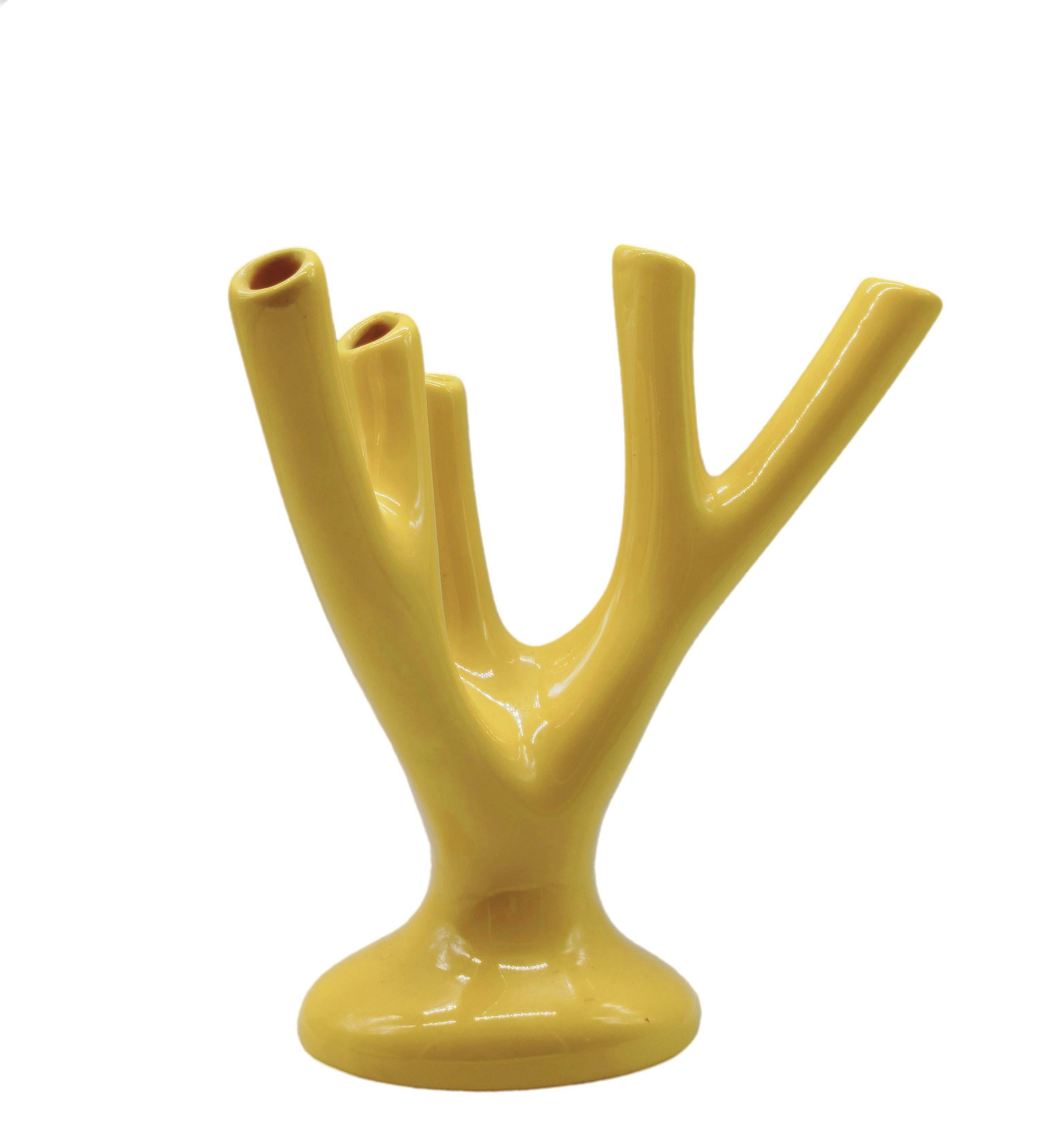 Elegante vaso scultoreo progettato dal celebre designer Guido Andlovitz per la manifattura Laveno negli anni '50. Questo pezzo unico riflette il design innovativo e la qualità artigianale che hanno reso celebre Andlovitz.
Design: Forma stilizzata