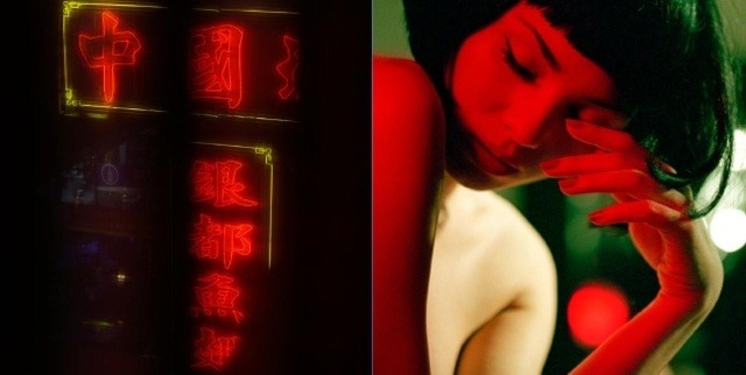 Guido Argentini Portrait Photograph – Asleep until we fall in love. Zweiteiliges Porträt eines Modells und ein asiatisches Neonschild 