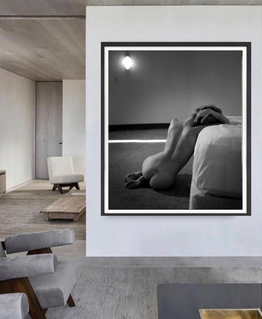 Wage es, die Dinge auf deine Art zu sehen - Nacktmodell lehnt sich gegen das Bett und entblößt ihren Rücken – Photograph von Guido Argentini