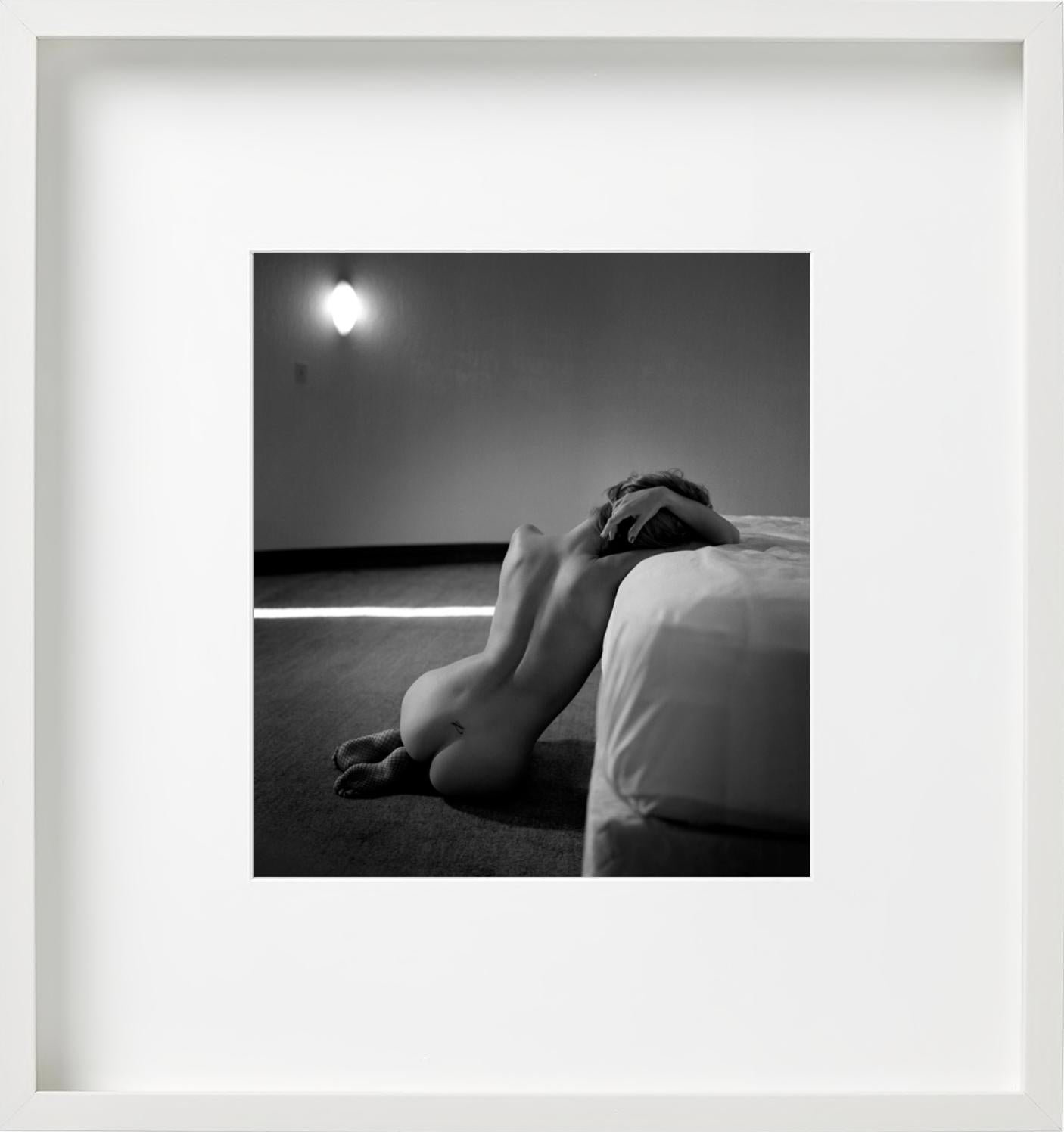 Wage es, die Dinge auf deine Art zu sehen - Nacktmodell lehnt sich gegen das Bett und entblößt ihren Rücken (Zeitgenössisch), Photograph, von Guido Argentini
