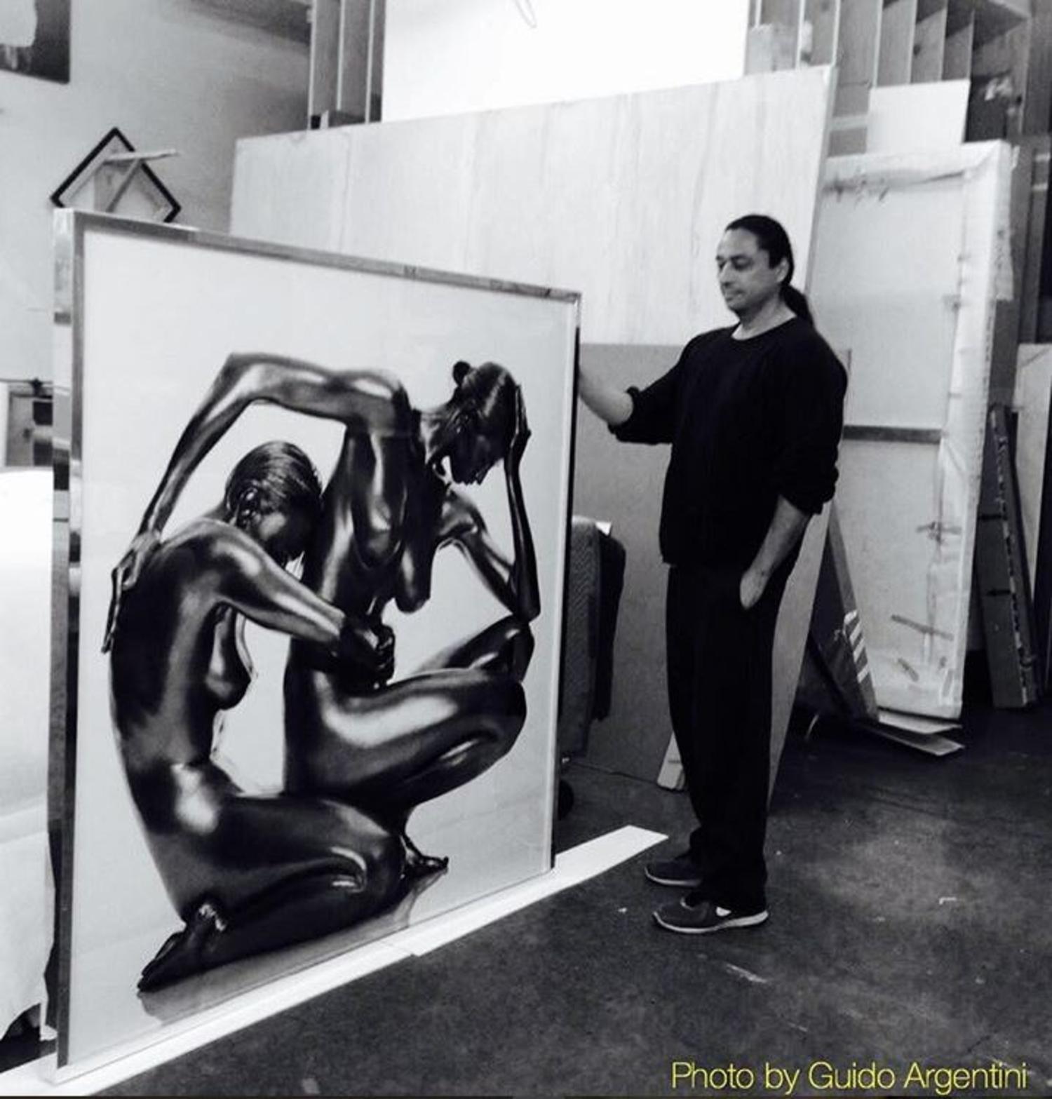Deméter y Perséfone: 2 mujeres abrazadas, desnudas, piel plateada en general - Photograph Contemporáneo de Guido Argentini