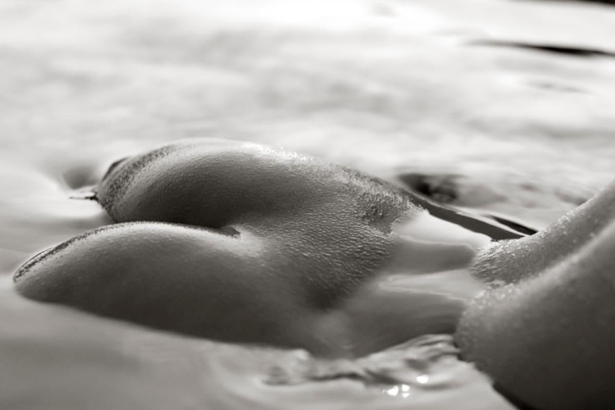 Guido Argentini Black and White Photograph – Gaia im Wasser, Griechenland – Aktmodell beim Schwimmen, Kunstfotografie