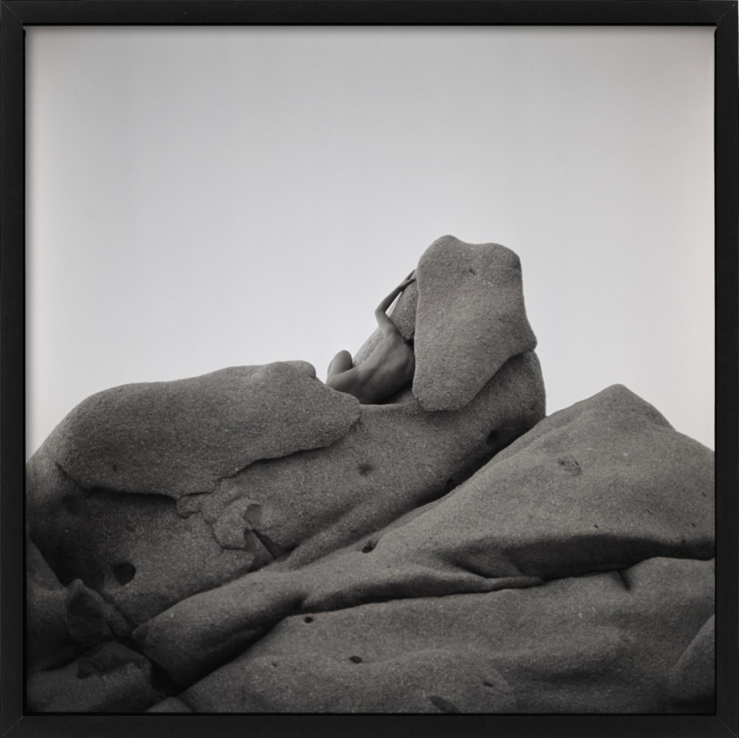 Nudo in bianco e nero su una formazione rocciosa, fotografato da Guido Argentini.

Tutte le stampe sono in edizione limitata. Disponibile in più misure. Cornici di alto livello su richiesta.

Tutte le stampe sono realizzate e firmate dall'artista.