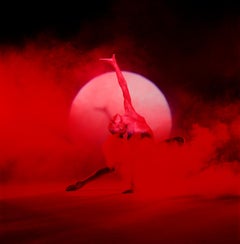 Giulia Arching in Red Smoke – nacktes Foto, weibliches Modell mit rotem Hintergrund