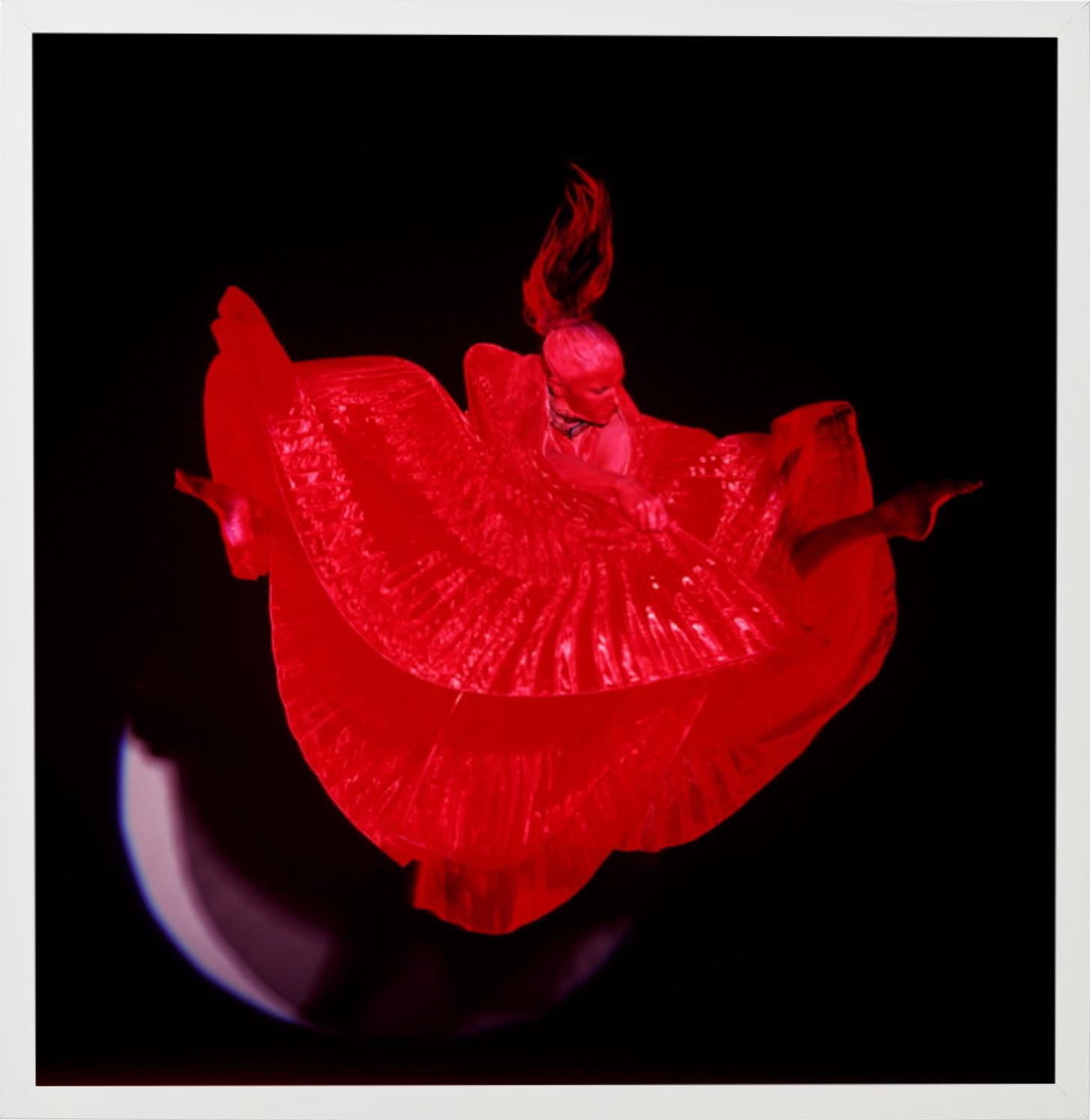 Giulia Jumping in White Circle – nacktes Foto, weibliches Model vor rotem Hintergrund im Angebot 2