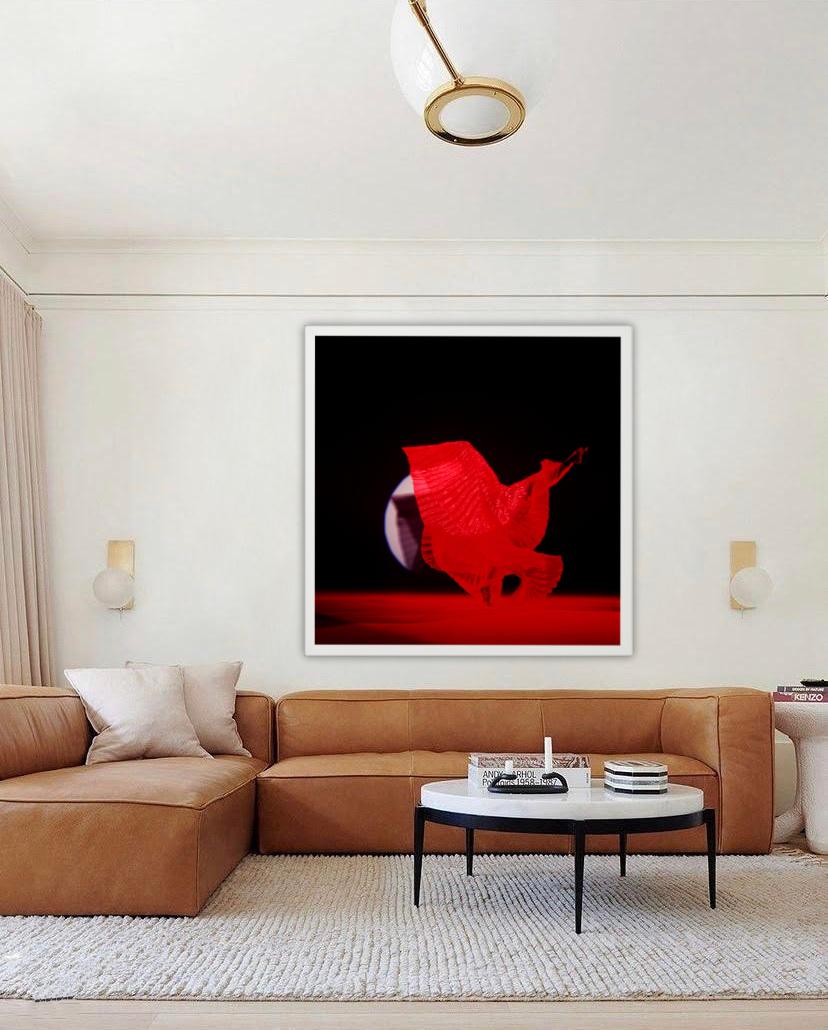 Giulia mit roten Flügeln – nacktes Foto eines weiblichen Models mit rotem Hintergrund im Angebot 1
