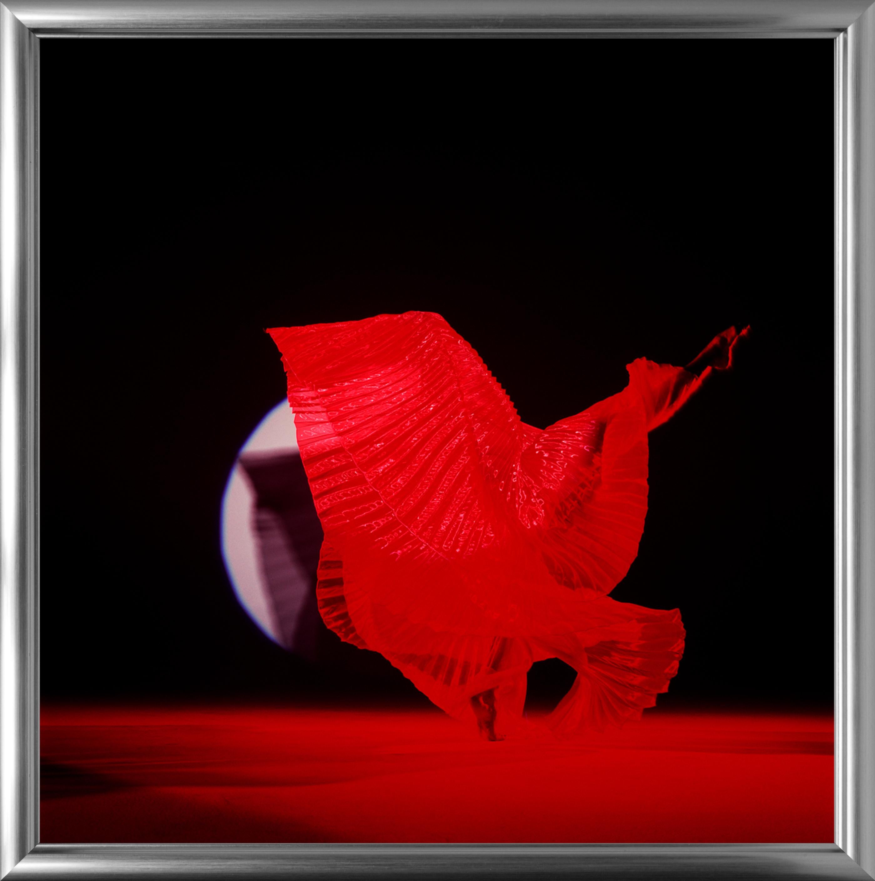 Giulia mit roten Flügeln – nacktes Foto eines weiblichen Models mit rotem Hintergrund im Angebot 3