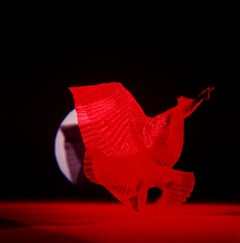 Giulia mit roten Flügeln – nacktes Foto eines weiblichen Models mit rotem Hintergrund