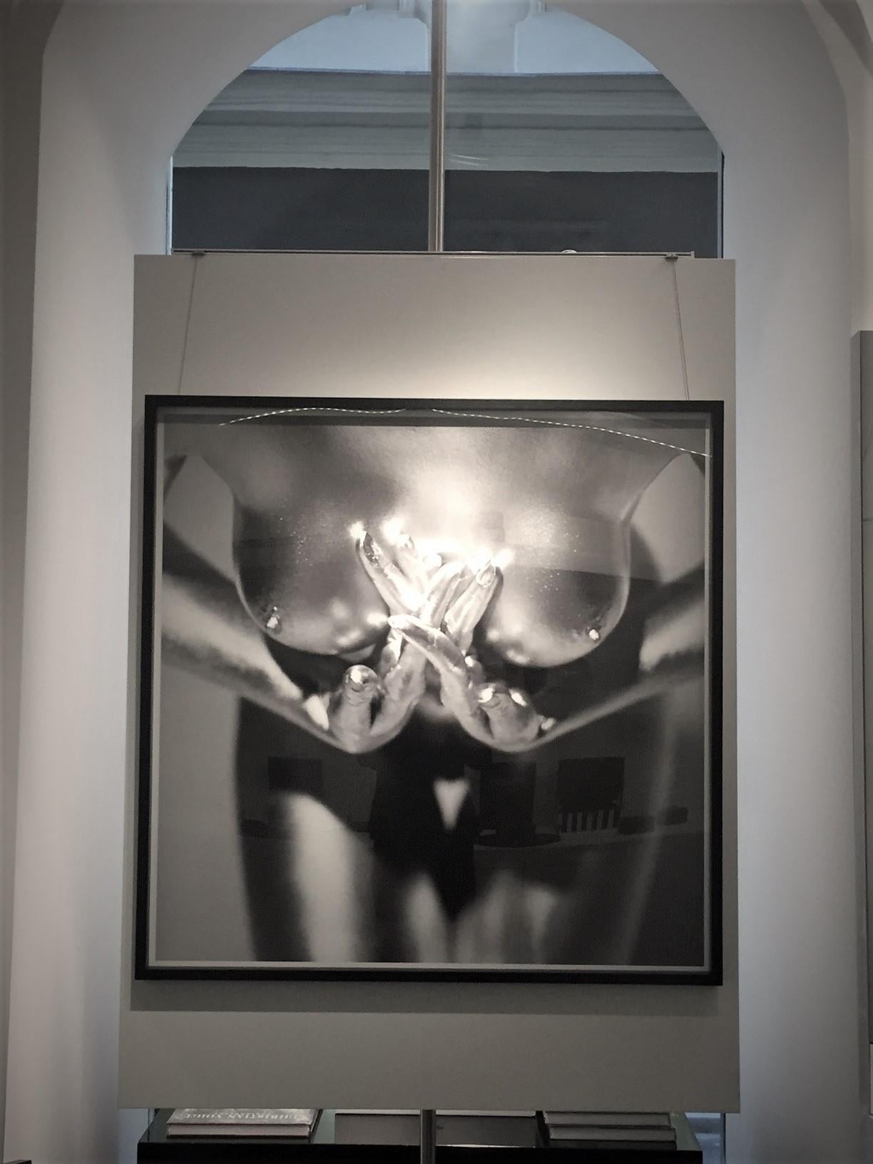 Kali – Nahaufnahme der silberfarben bemalten Kommode eines Modells, Kunstfotografie, 1995 – Photograph von Guido Argentini