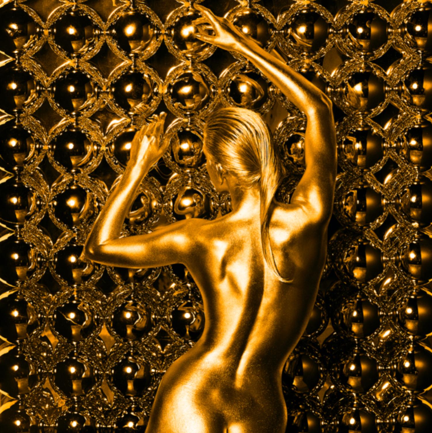 Nude Photograph de Guido Argentini - Mujer desnuda Eris- cubierta de oro, visible desde atrás
