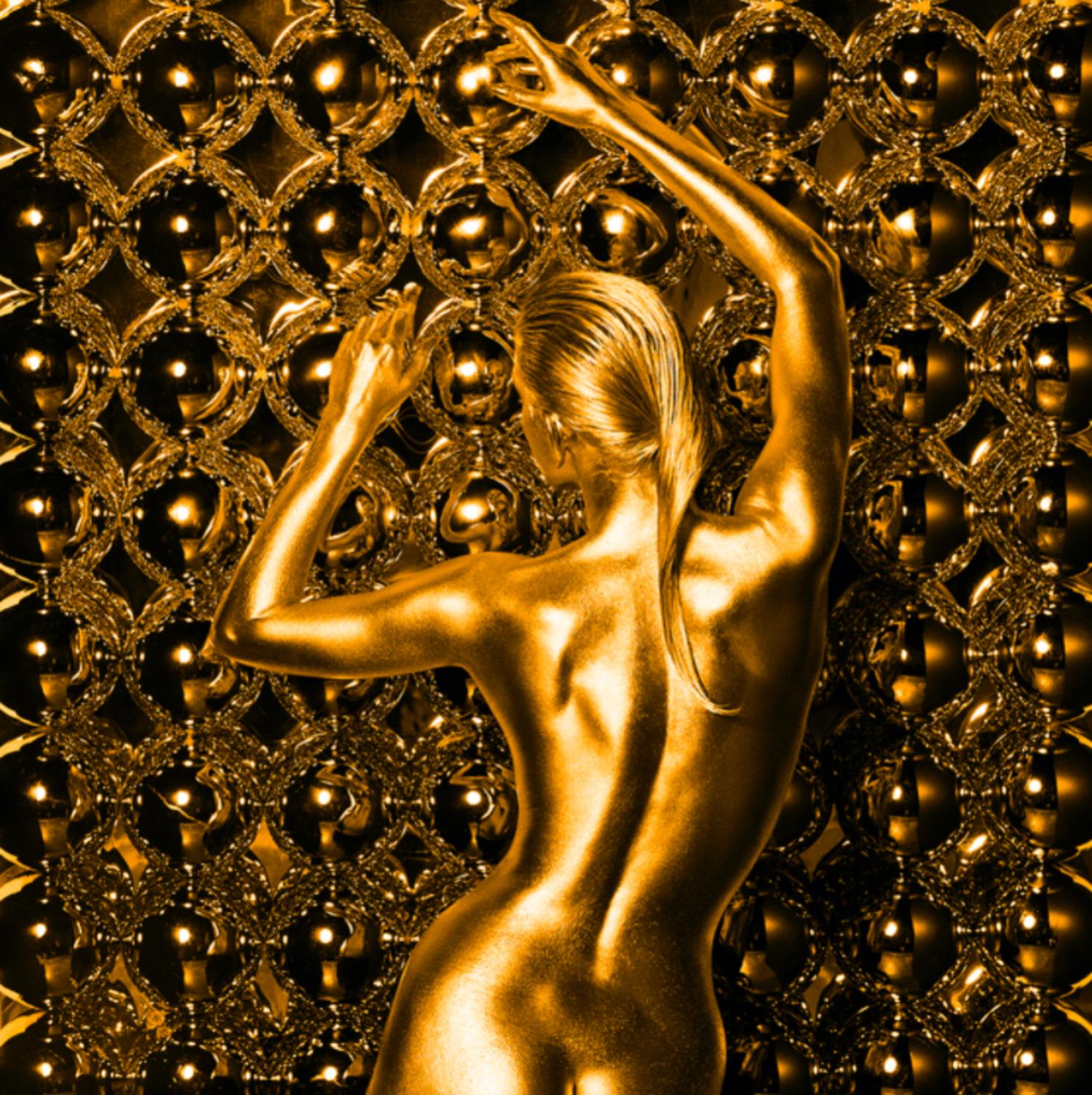 Guido Argentini Nude Photograph – Nackte Frau Eris – bedeckt mit Gold, von hinten sichtbar