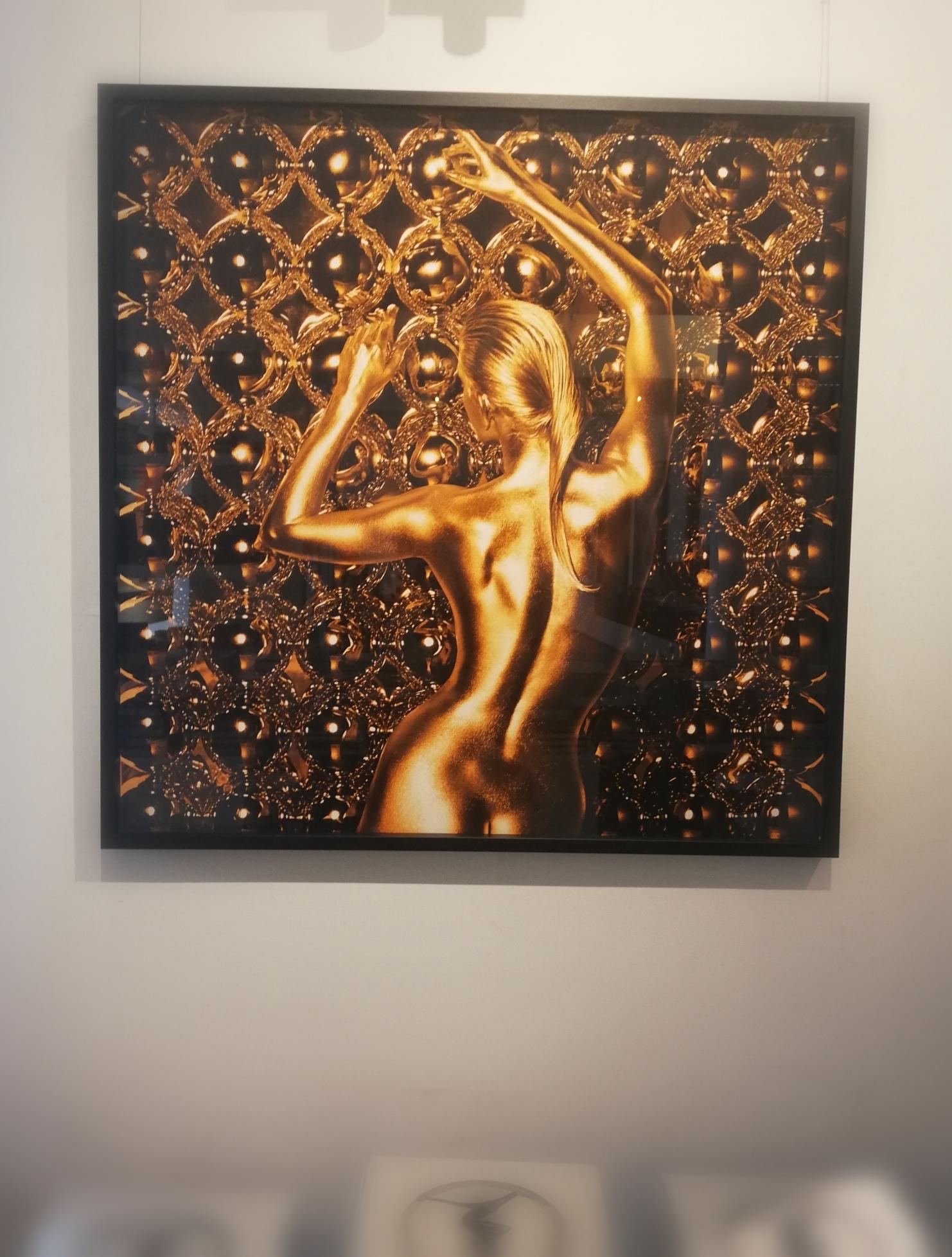 Nackte Frau Eris – bedeckt mit Gold, von hinten sichtbar (Zeitgenössisch), Photograph, von Guido Argentini