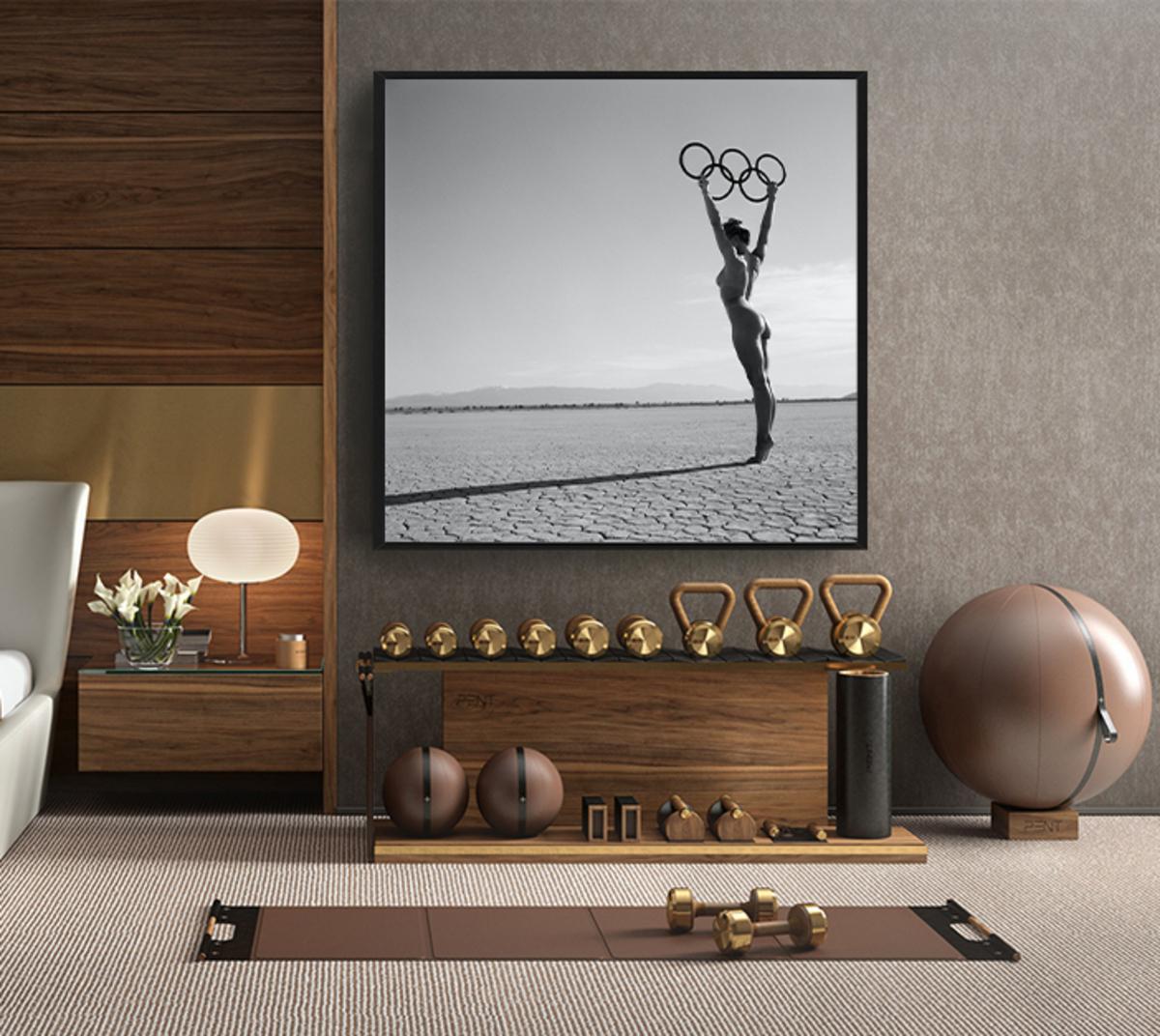 Olympische Spiele – nacktes Modell in der Wüste, das die Olympischen Ringe hoch hält – Photograph von Guido Argentini
