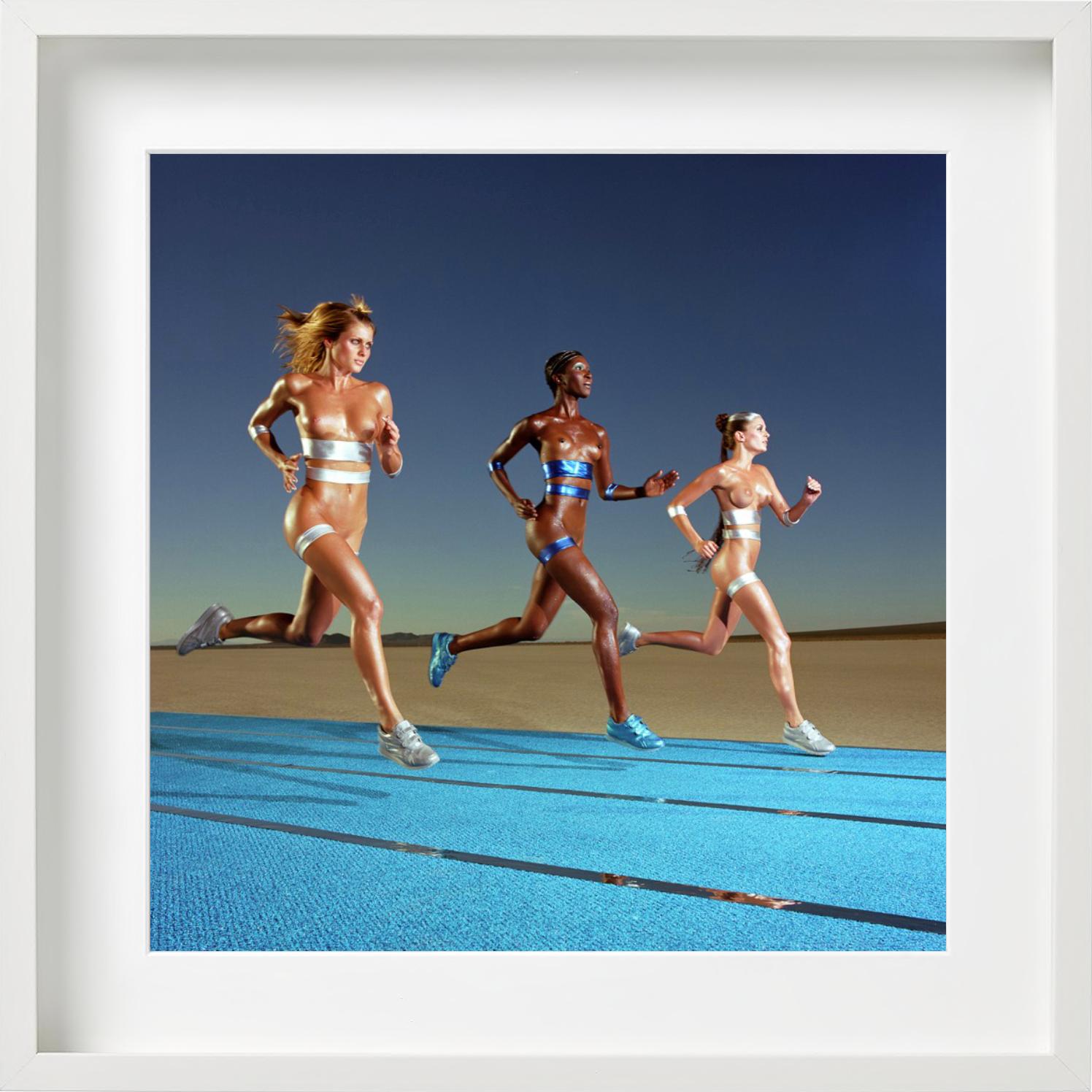Carrera Olímpica - modelos desnudas corriendo en un campo de atletismo en venta 4
