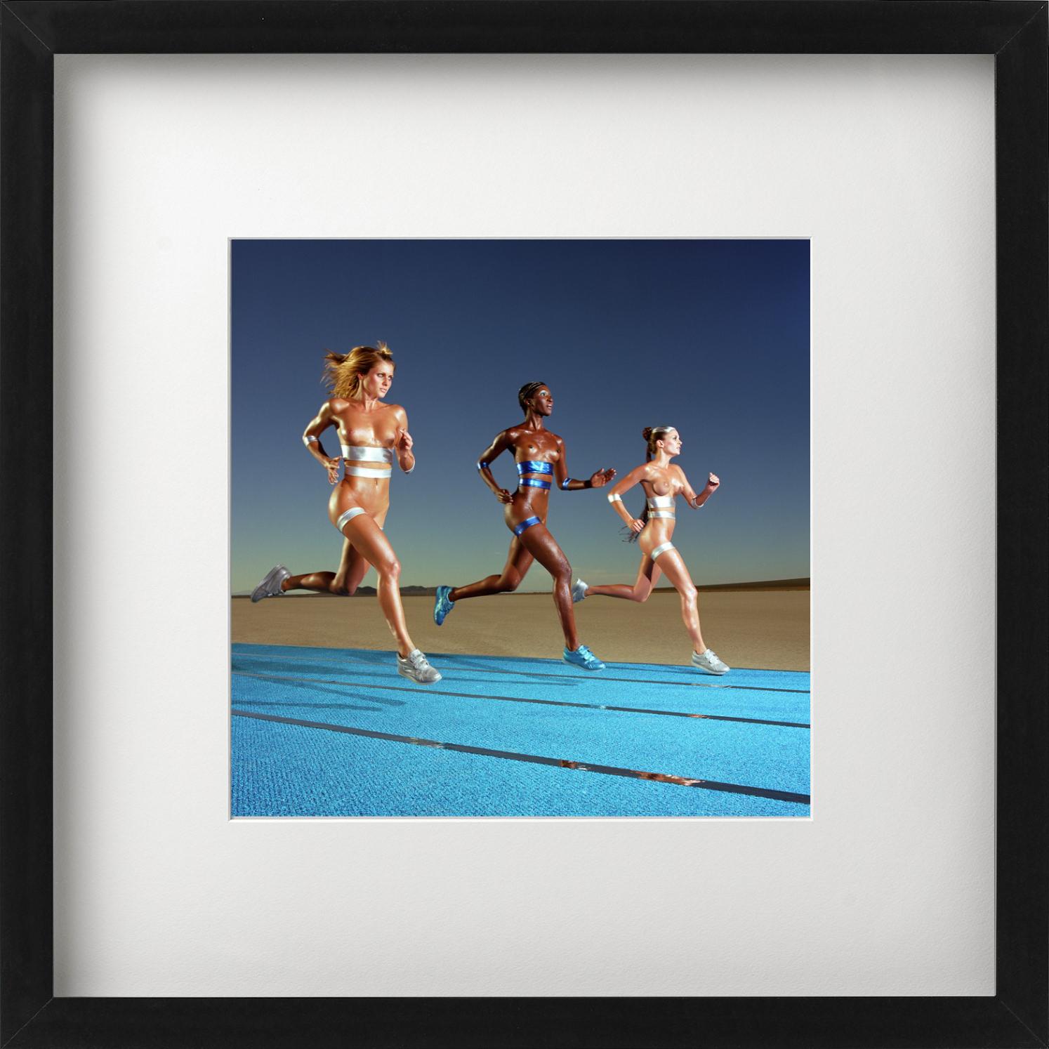 Carrera Olímpica - modelos desnudas corriendo en un campo de atletismo - Photograph Contemporáneo de Guido Argentini