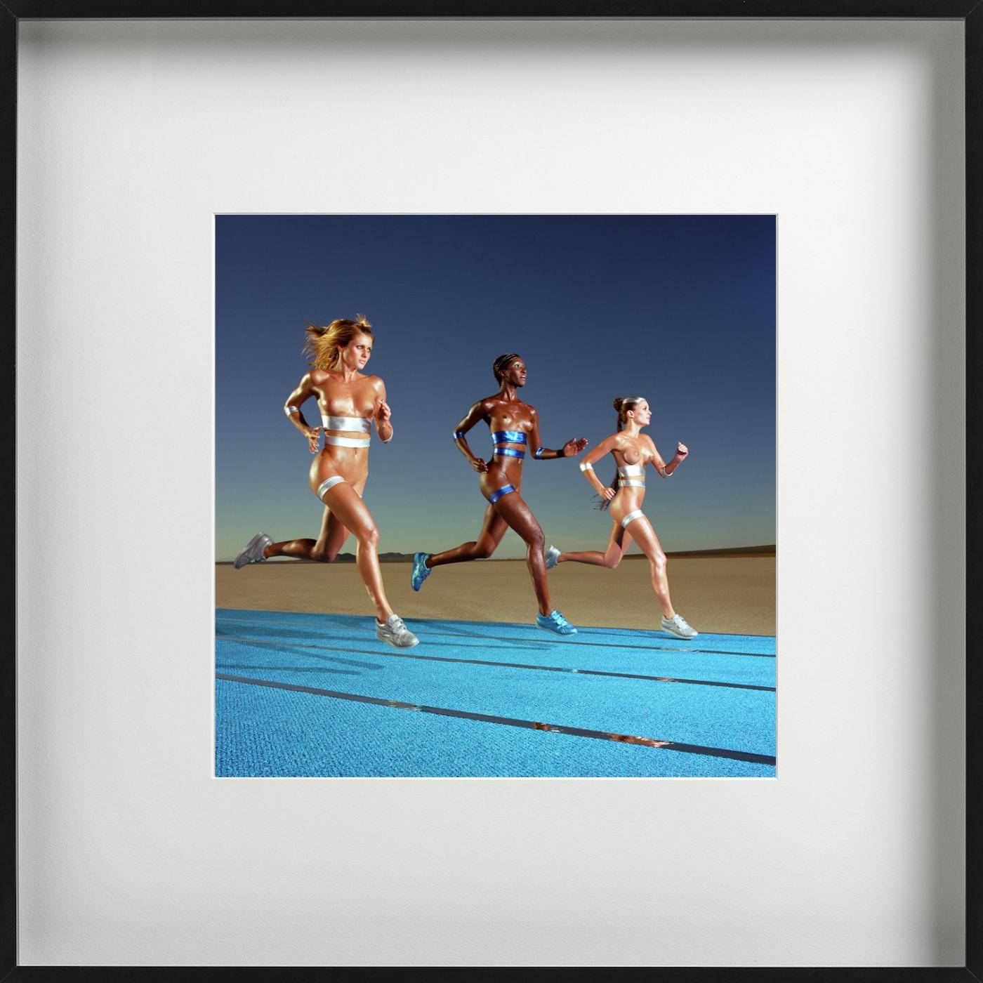 Carrera Olímpica - modelos desnudas corriendo en un campo de atletismo - Nude Photograph Azul de Guido Argentini