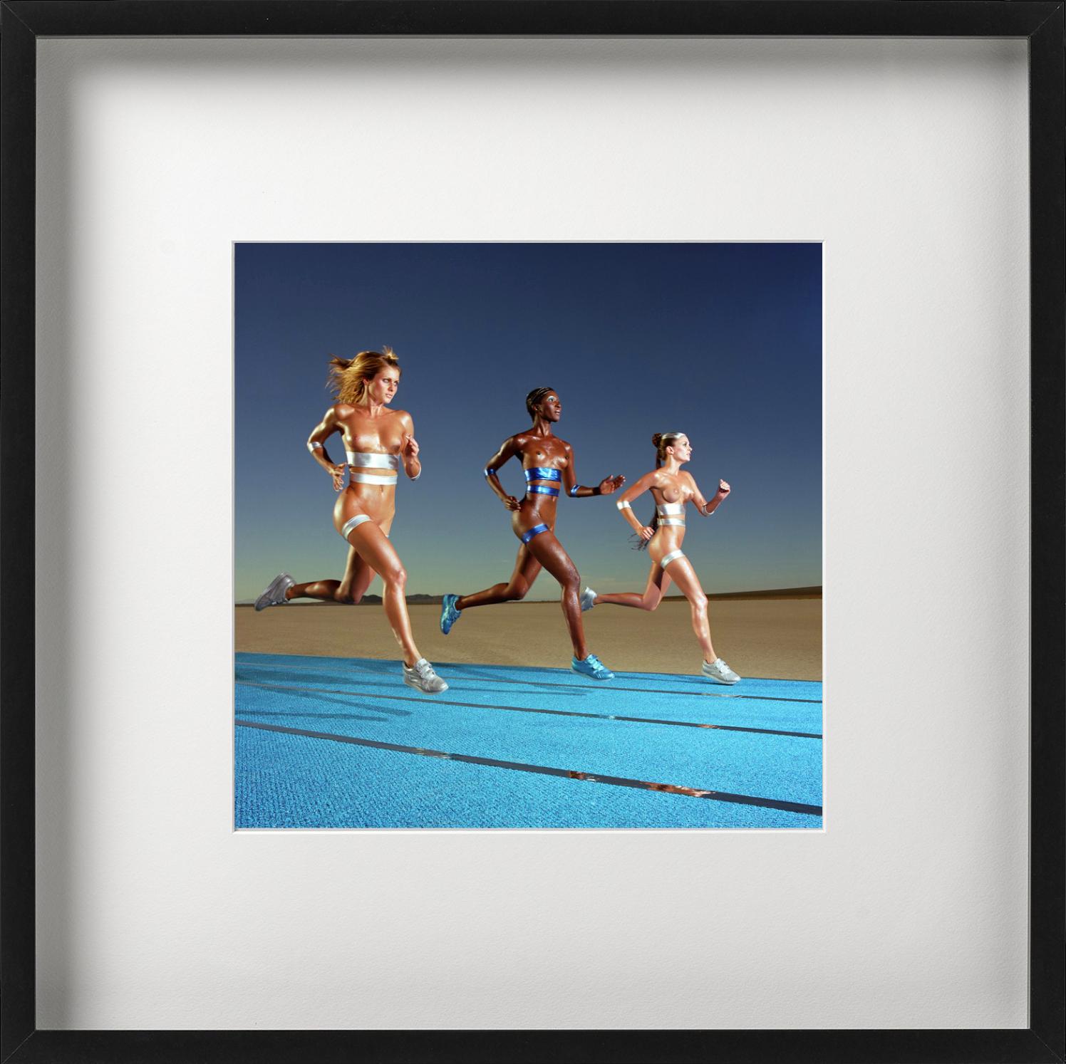 Carrera Olímpica - modelos desnudas corriendo en un campo de atletismo en venta 1