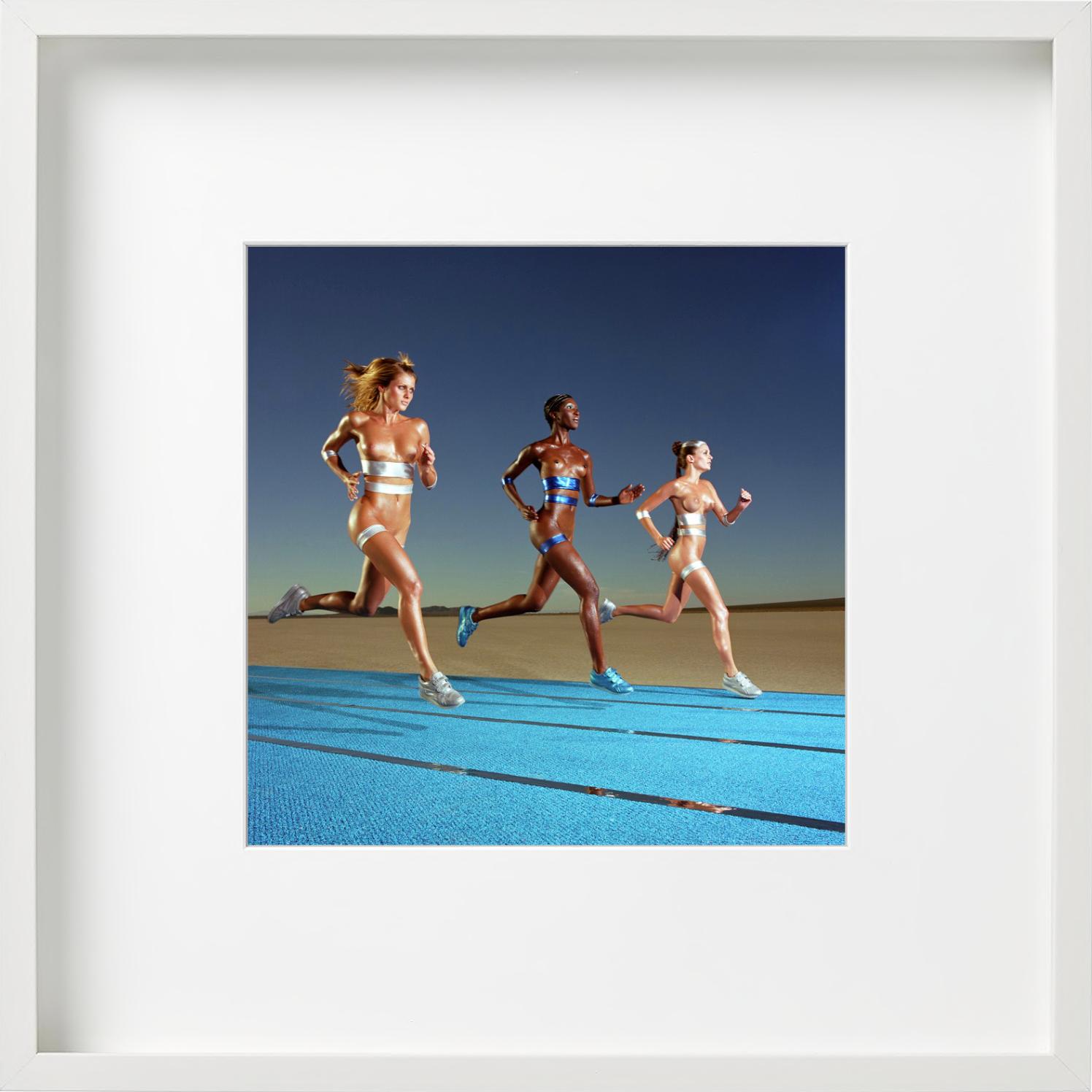 Carrera Olímpica - modelos desnudas corriendo en un campo de atletismo en venta 3