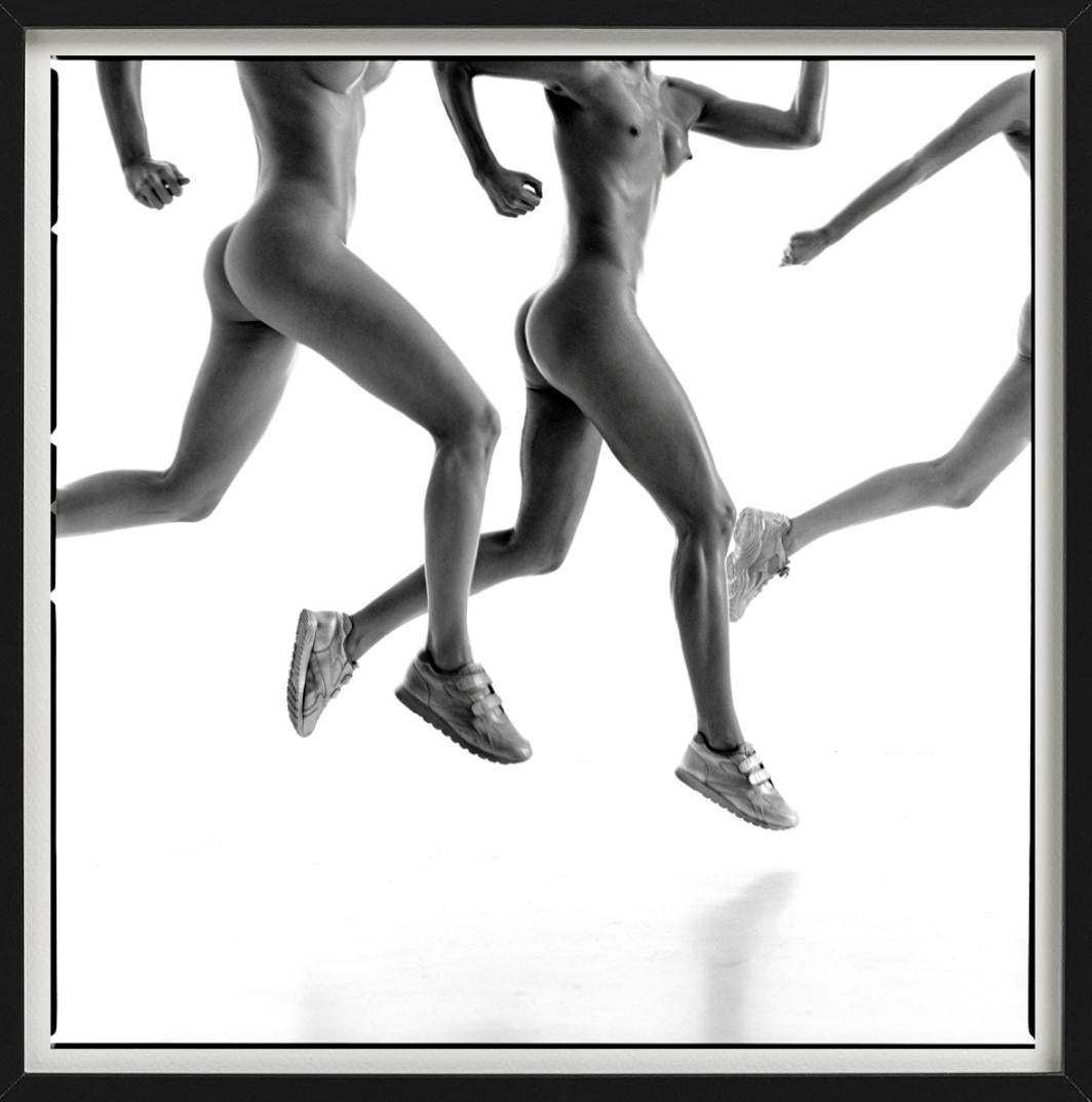 Les Jeux olympiques, trois filles en train - athlètes nues en train de courir, photographie d'art en vente 1