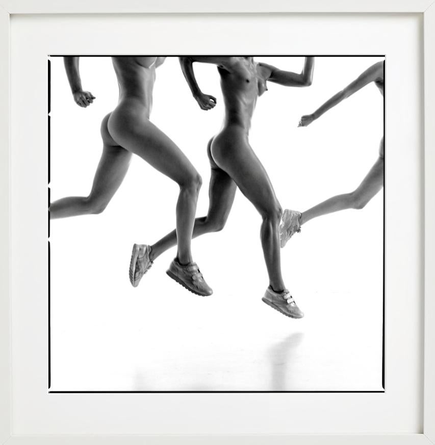 Les Jeux olympiques, trois filles en train - athlètes nues en train de courir, photographie d'art en vente 2