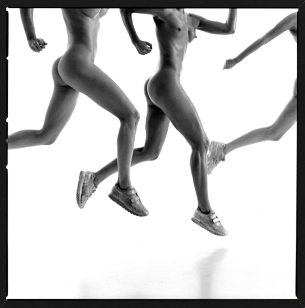 Les Jeux olympiques, trois filles en train - athlètes nues en train de courir, photographie d'art en vente 3
