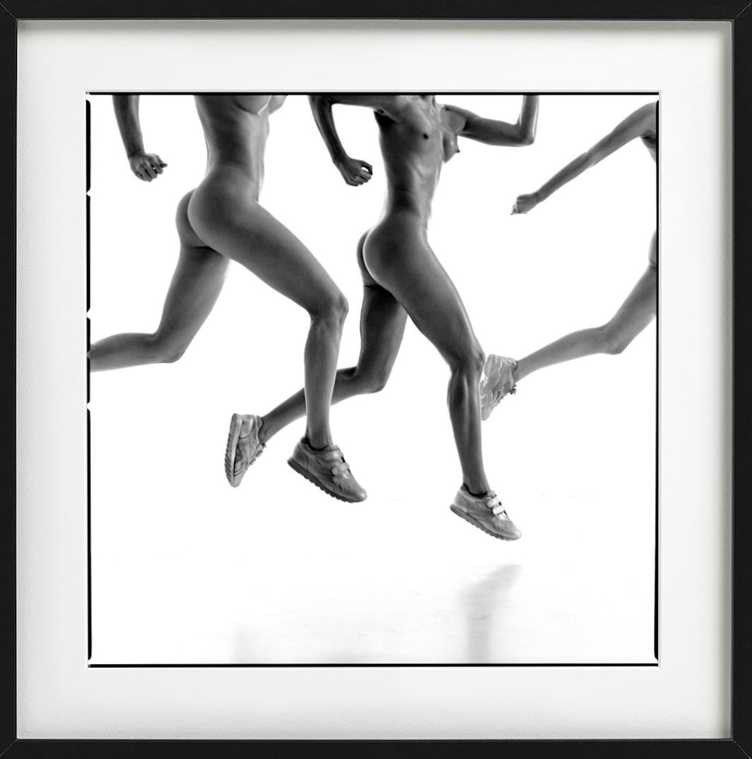 Les Jeux olympiques, trois filles en train - athlètes nues en train de courir, photographie d'art en vente 4